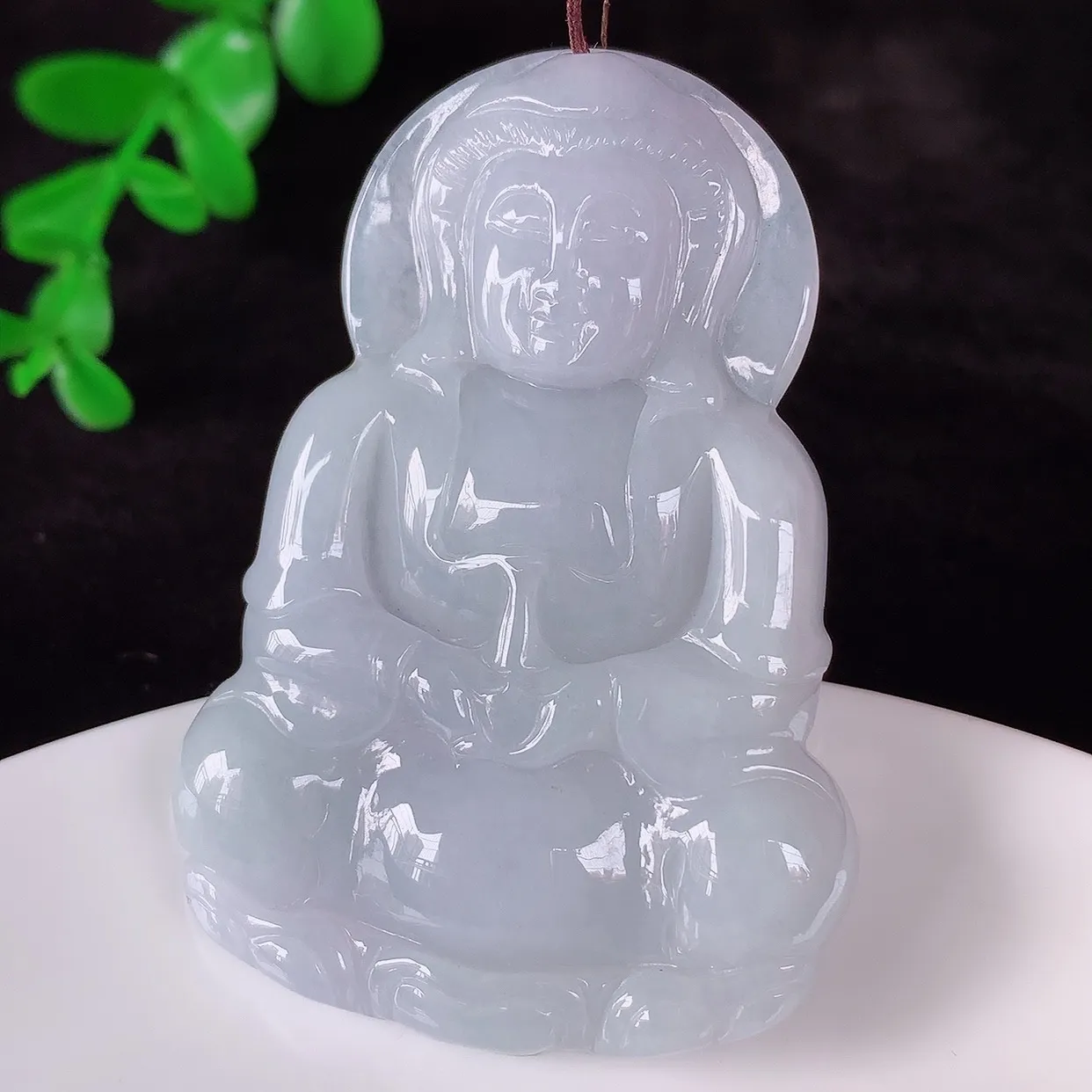 自然光实拍，冰糯种紫罗兰翡翠观音吊坠，赐福翡翠观音，翠色迷人，观音面相端庄，佩戴时尚出众！#57.1