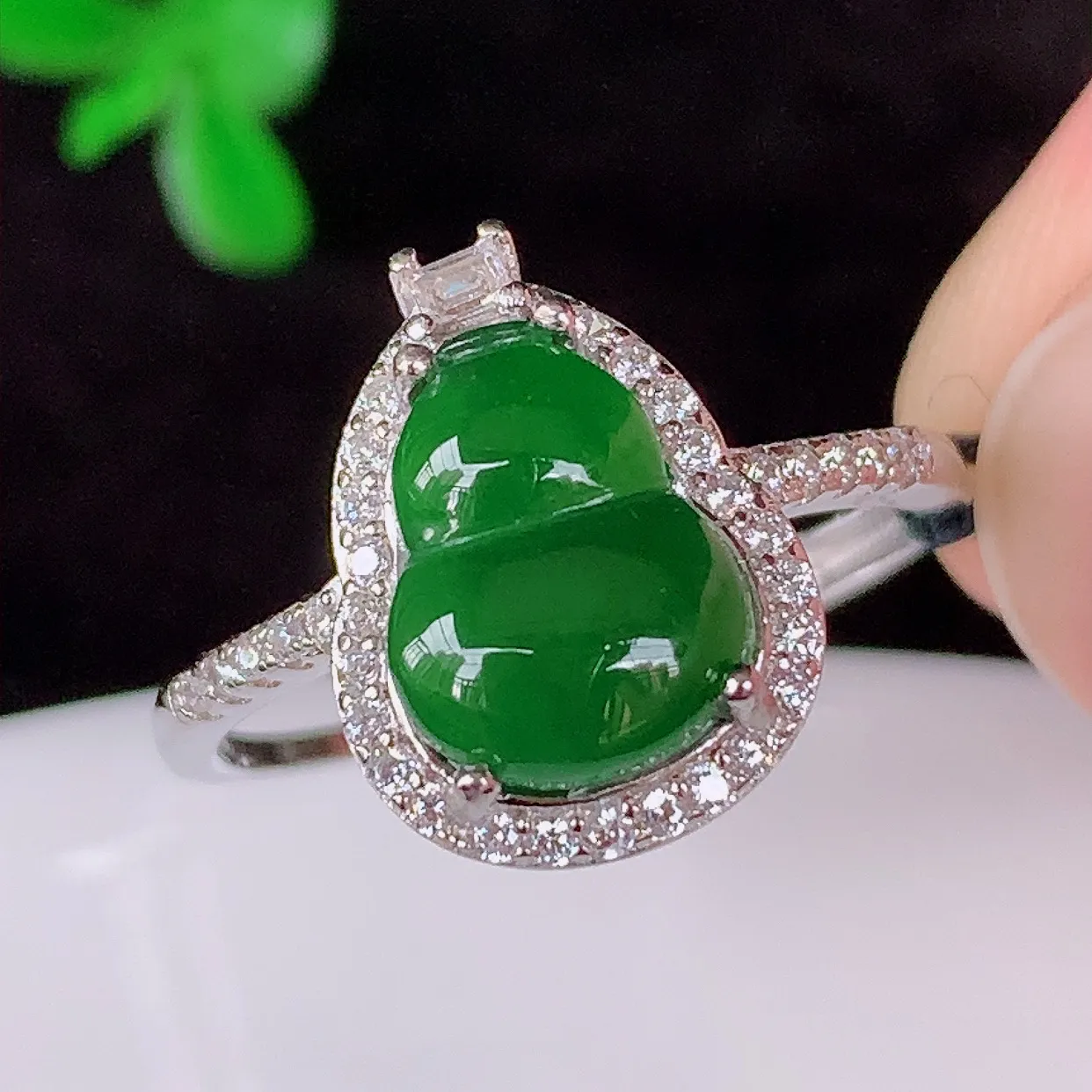 冰透满绿翡翠925银镶嵌葫芦戒指，自然光实拍，翠色灵动，颜色漂亮，种老水足，品相佳，佩戴佳品！#96.14圈口18*内径19*整体25.5*6裸石9.8*7（圈口可调大小）