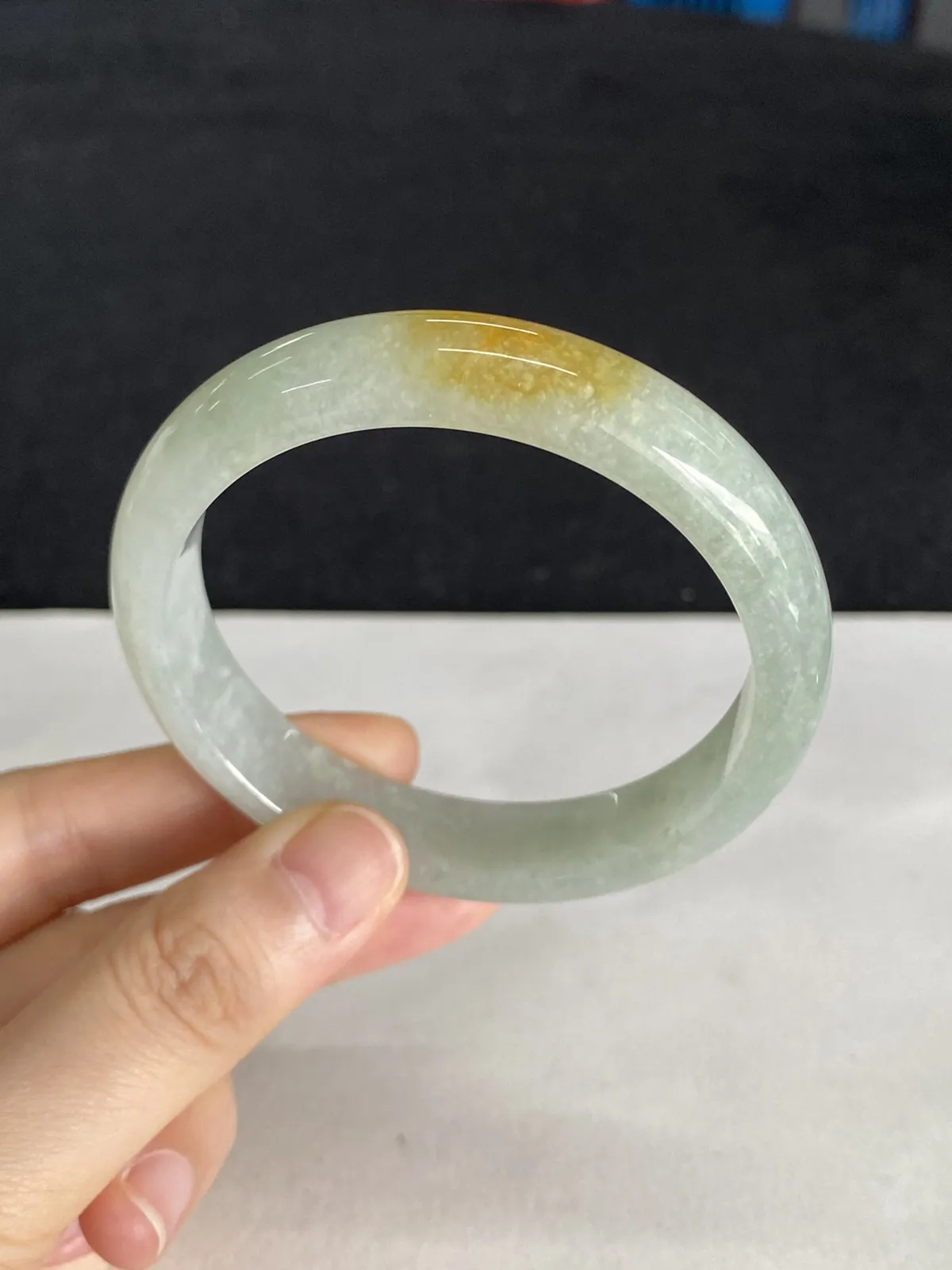 正圈55圈口，翡翠糯化种淡黄色手镯