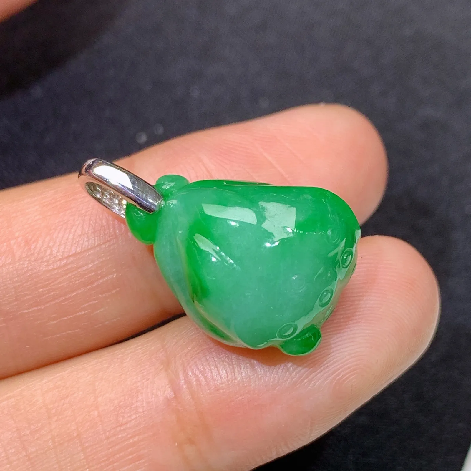 阳绿莲蓬吊坠，18k金镶嵌，冰润色阳，玉质细腻，种水足 裸石18*13.8*10.7