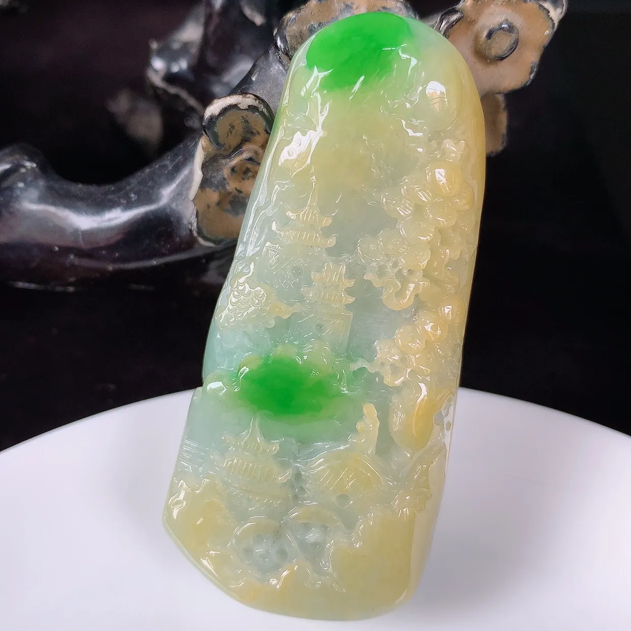 自然光实拍，大件厚装冰润冰糯种双彩黄加绿翡翠山水牌吊坠，翡翠山水，立体生动形象，山水素材布局合理，意