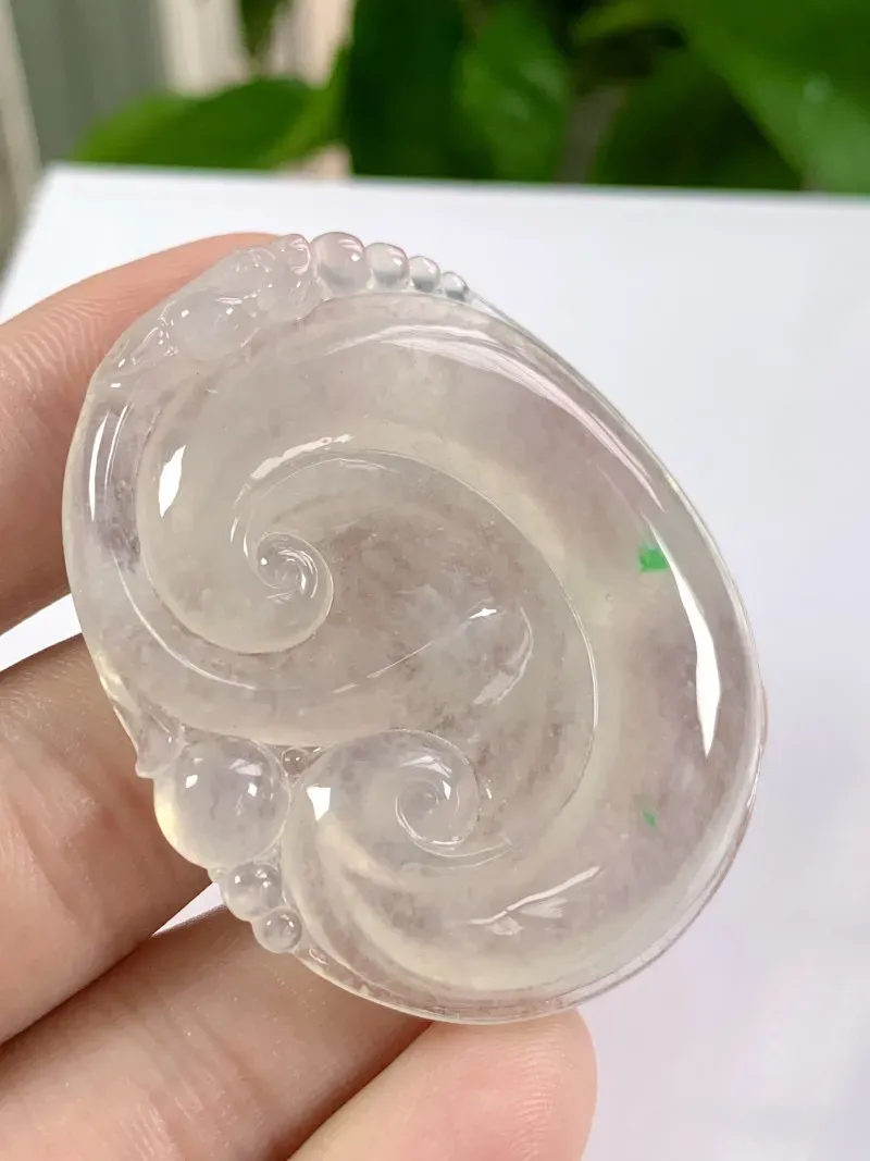 缅甸天然翡翠A货，大件冰种起胶飘绿如意吊坠挂件，尺寸：52/42.6/6.1mm