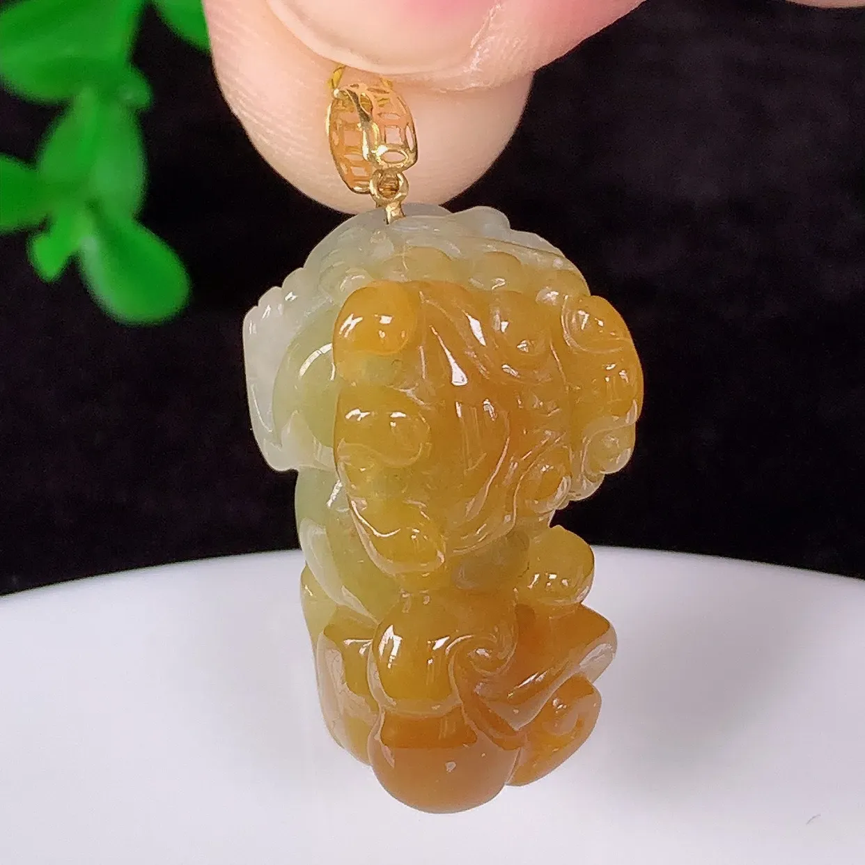 自然光实拍，18K金镶嵌冰润冰糯种黄翡翡翠招财貔貅吊坠，民间有“一摸貔貅运程旺盛，再摸貔貅财运滚滚，三摸貔貅平步青云 ”的美好祝愿。#35.14整体30*裸石24*12*12.5