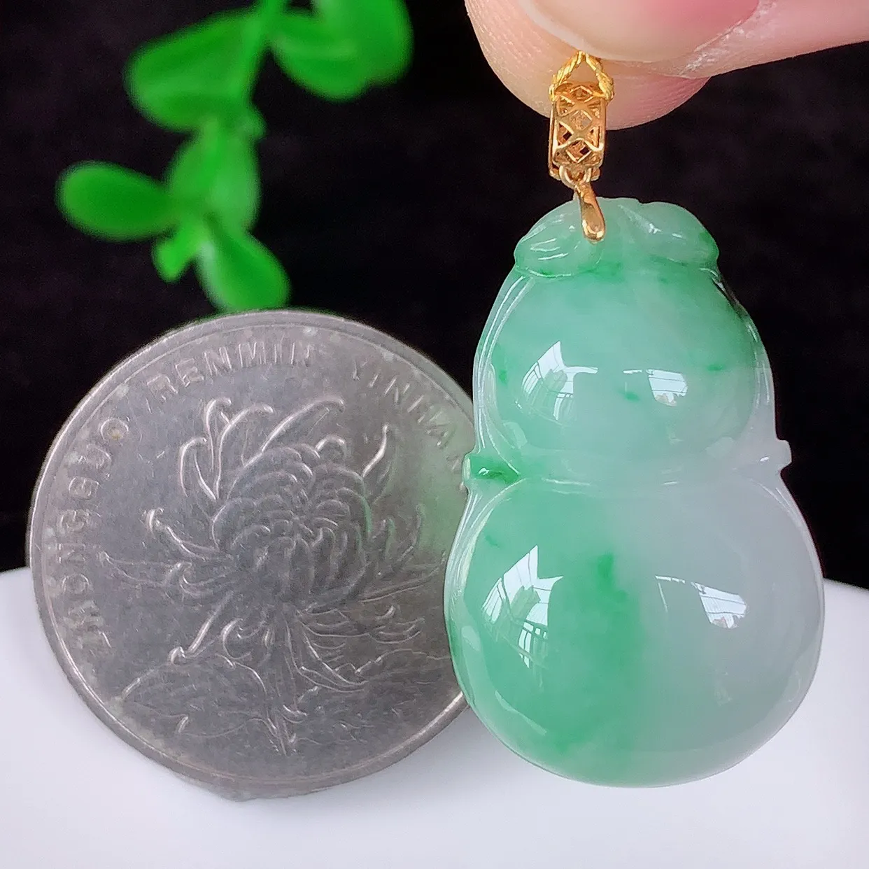 自然光实拍 18K金镶嵌冰润冰糯种飘阳绿翡翠葫芦吊坠，翡翠葫芦，寓意福禄双全，财源滚滚，佩戴效果优雅迷人！#00.14