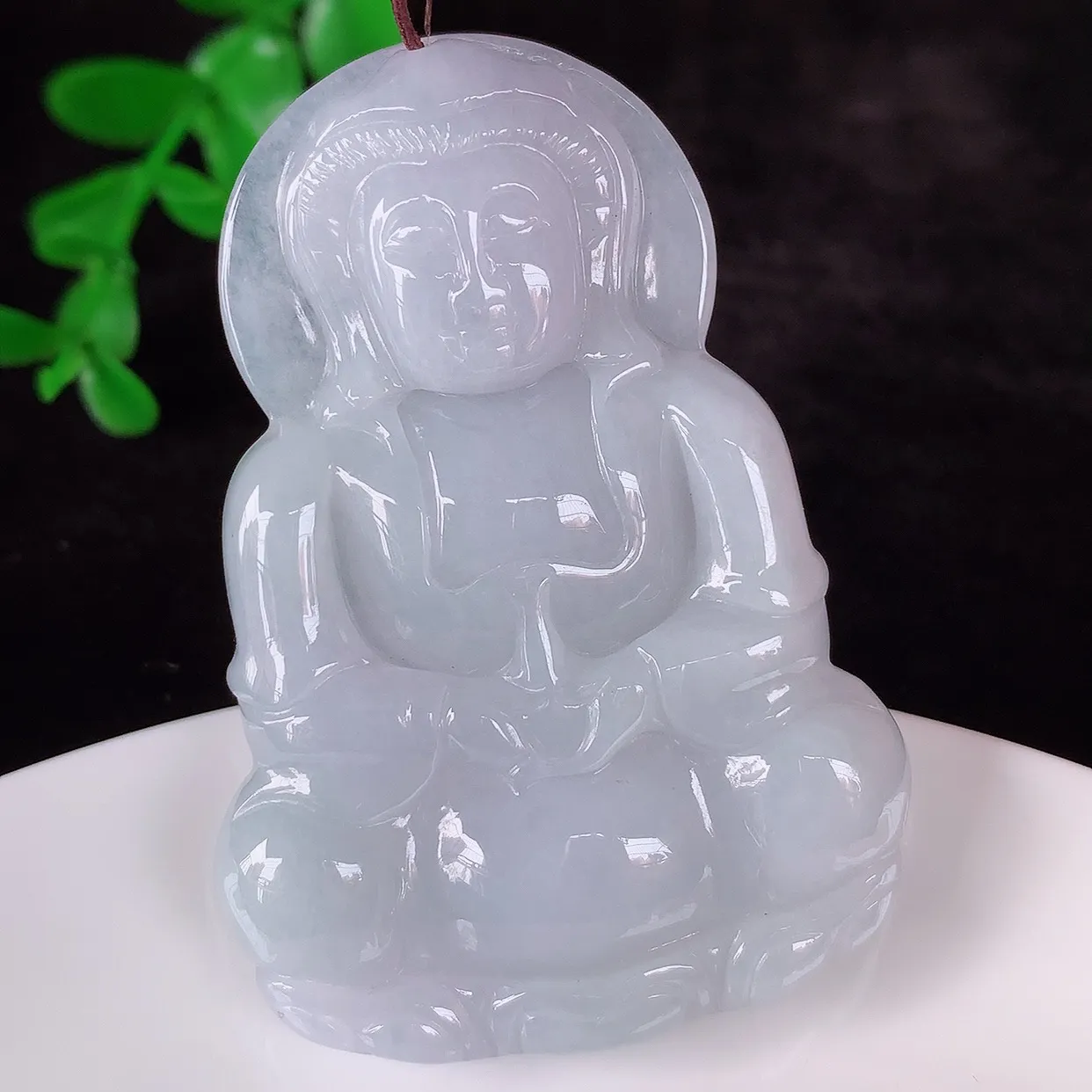自然光实拍，冰糯种紫罗兰翡翠观音吊坠，赐福翡翠观音，翠色迷人，观音面相端庄，佩戴时尚出众！#57.14