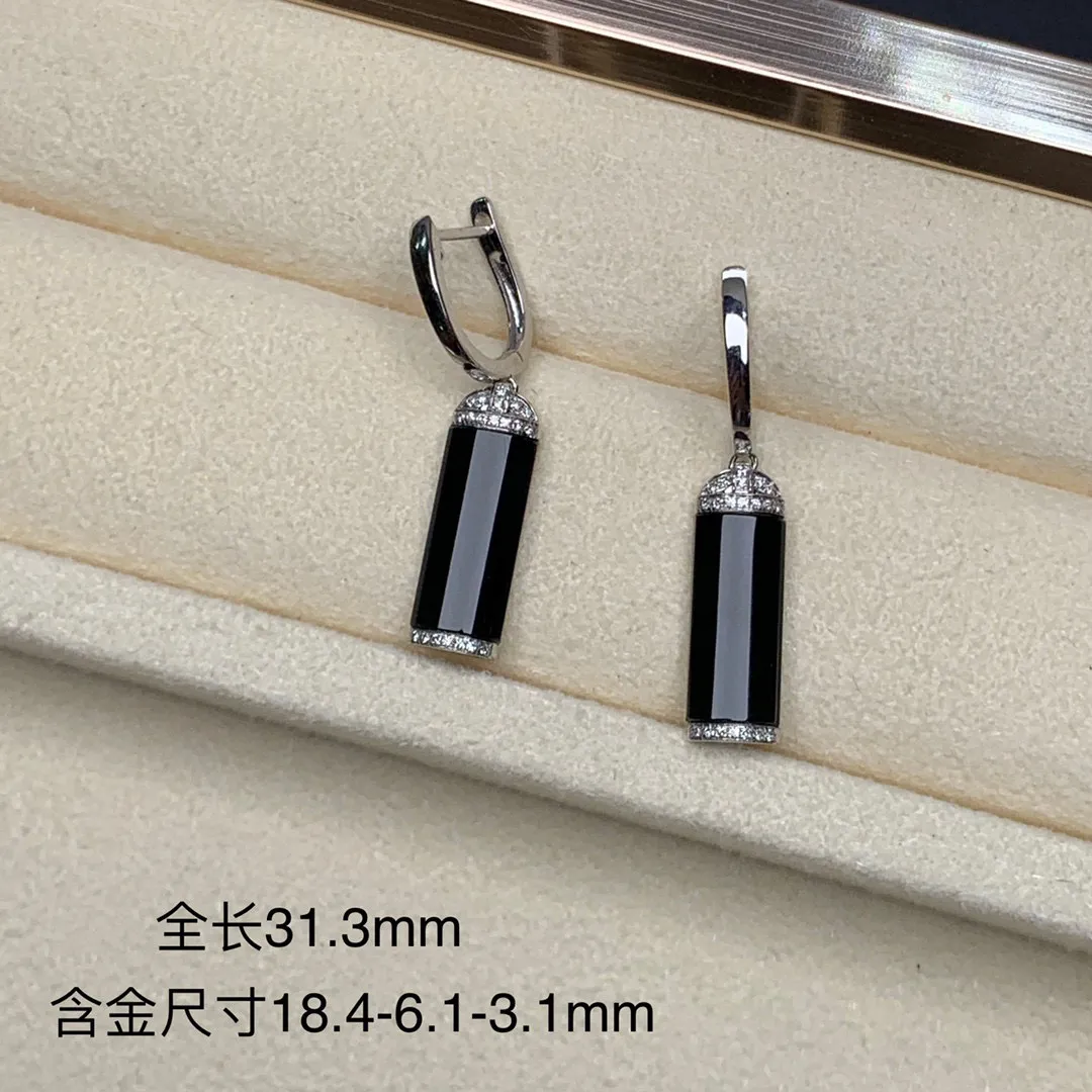 缅甸墨翠拱形马鞍耳包耳坠，黑度黑 油亮 胶感十足 种老肉细 打灯冰冰透透 色绿，18k白金设计款镶嵌，上身大气上档次