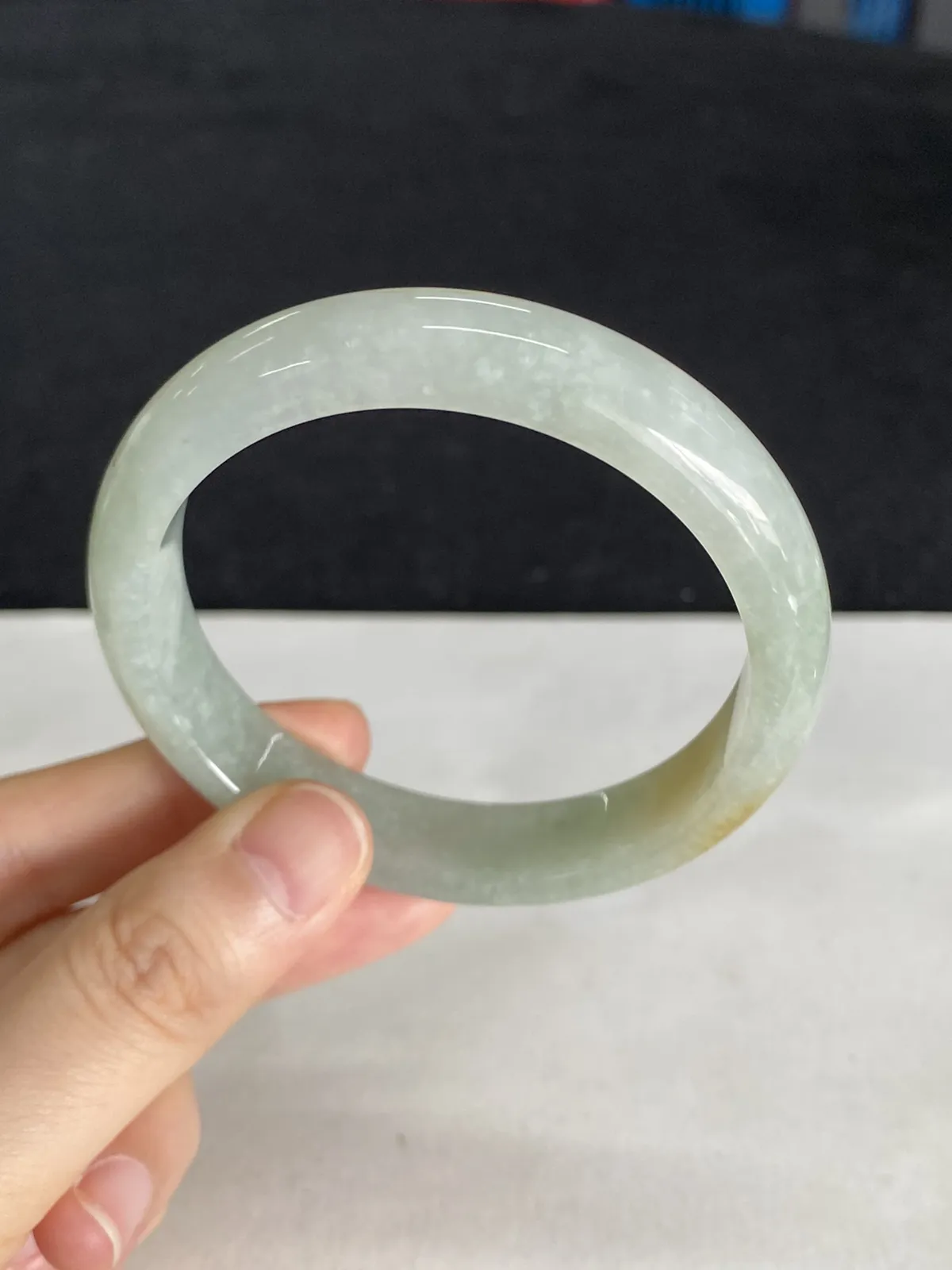 正圈55圈口，翡翠糯化种淡黄色手镯