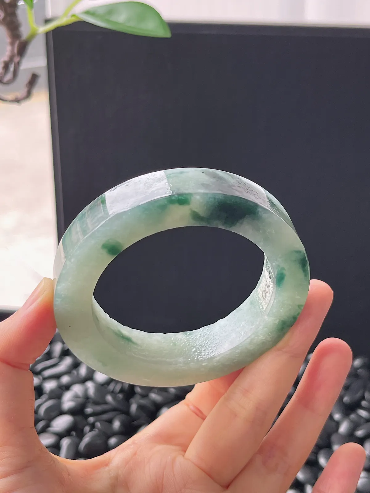 翡翠镯胚，带镯心，⭕️正圈最大做56，圆条最大做52。最小做52.5。尺寸72-52.5-13-10