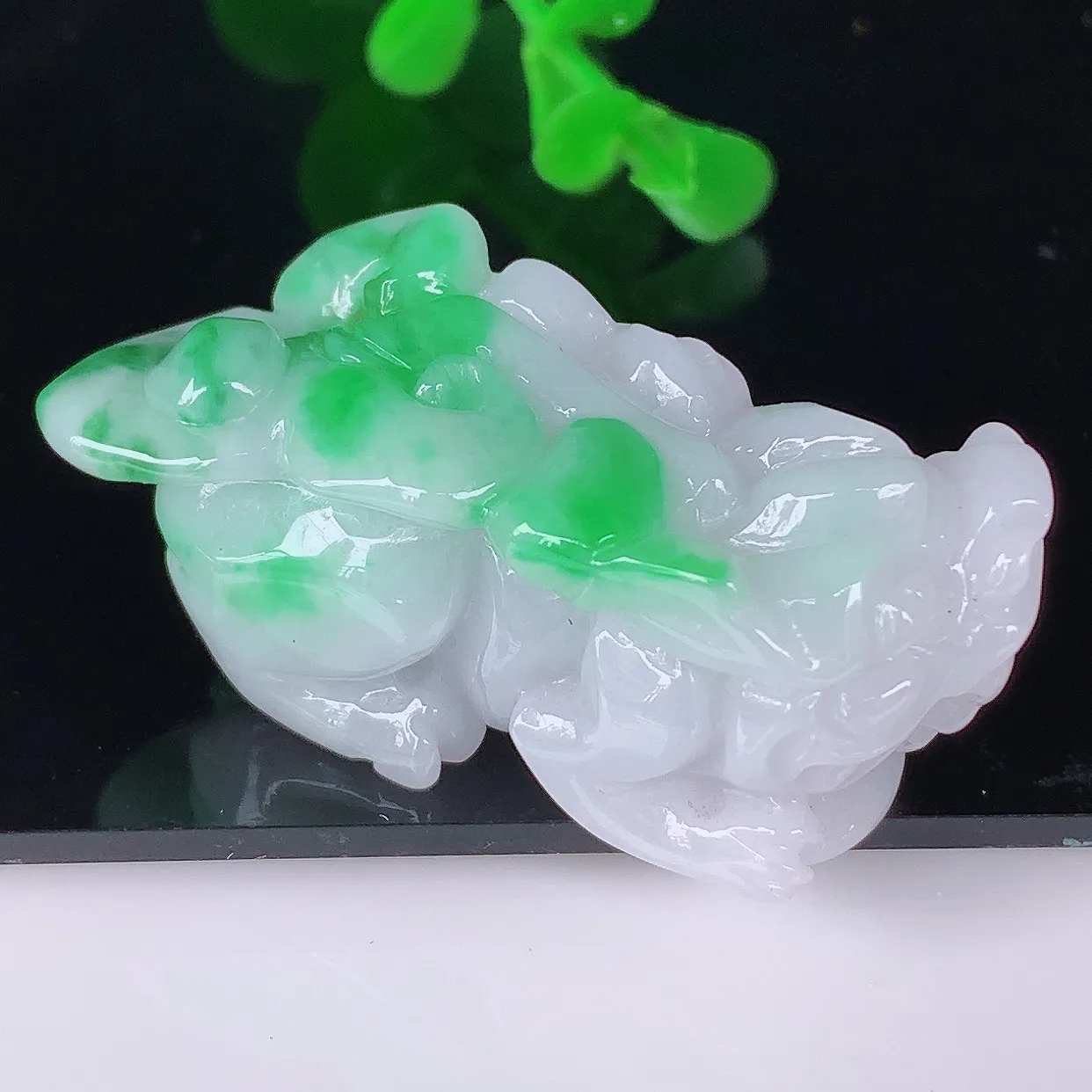 自然光实拍，冰润冰糯种飘阳绿翡翠招财貔貅吊坠，民间有“一摸貔貅运程旺盛，再摸貔貅财运滚滚，三摸貔貅平步青云 ”的美好祝愿。#41.14