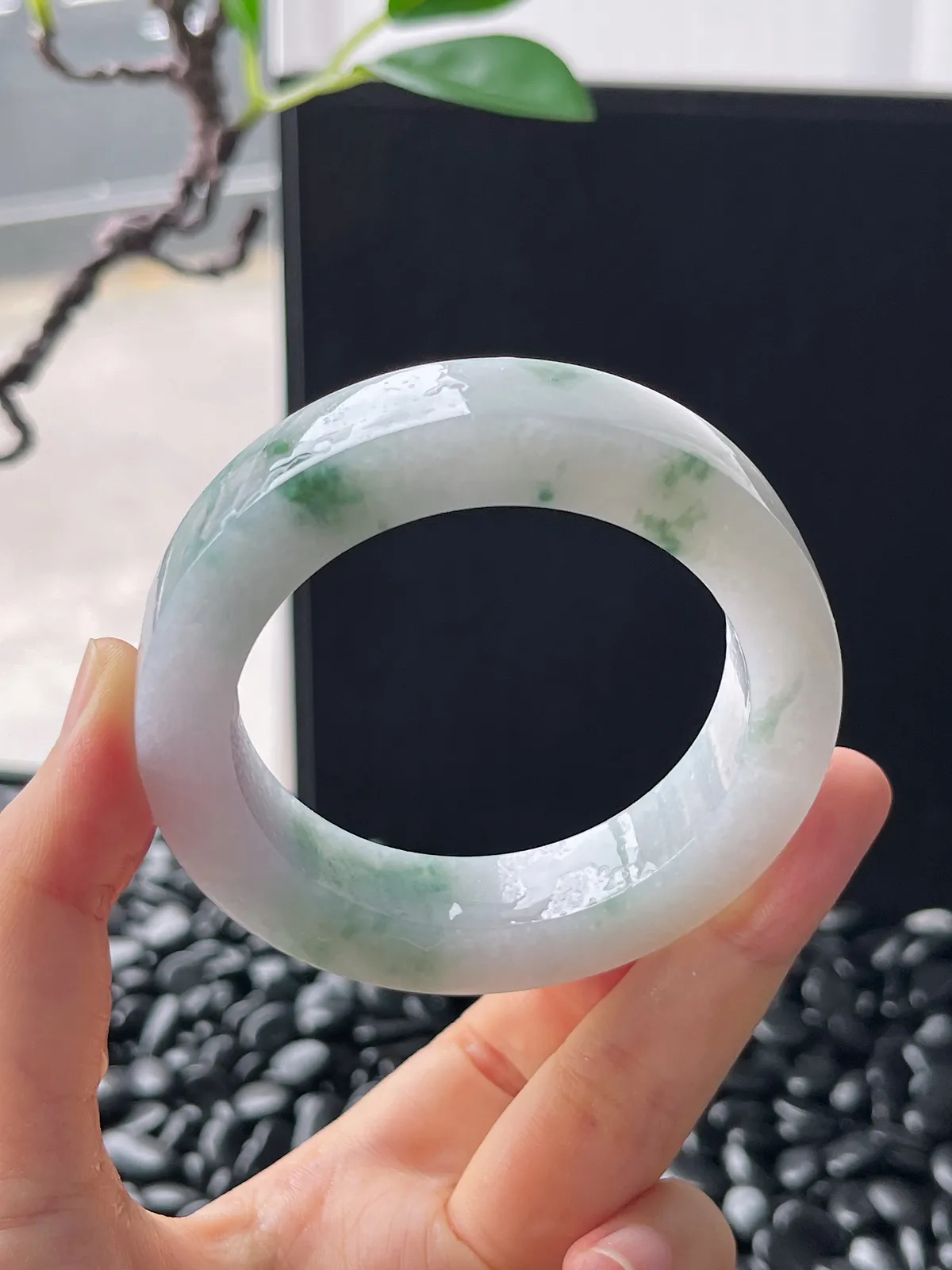 翡翠镯胚，带镯心，⭕️正圈最大做55，圆条最大做51。最小做52。尺寸71-52-12.5-9.4