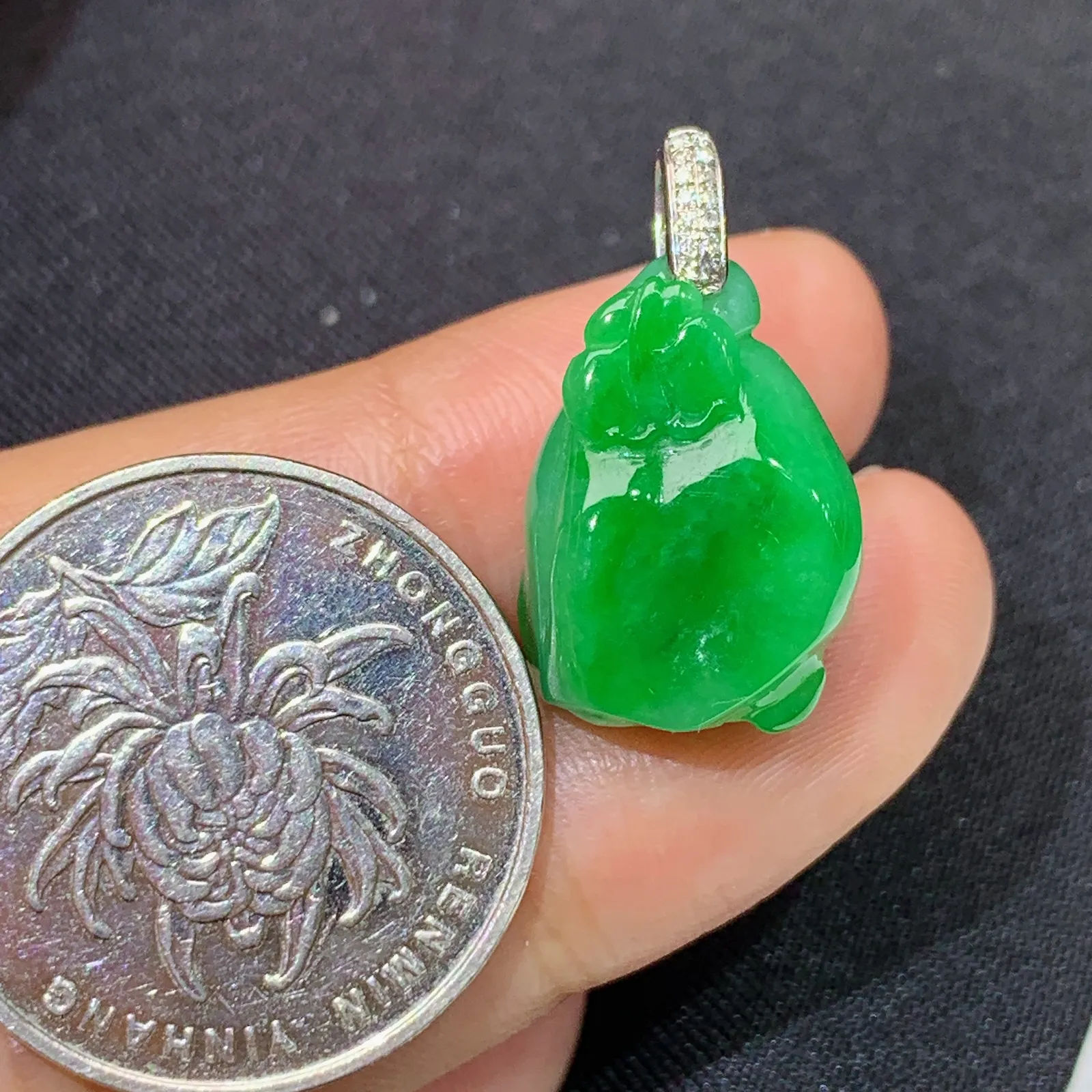 阳绿莲蓬吊坠，18k金镶嵌，冰润色阳，玉质细腻，种水足 裸石18*13.8*10.7