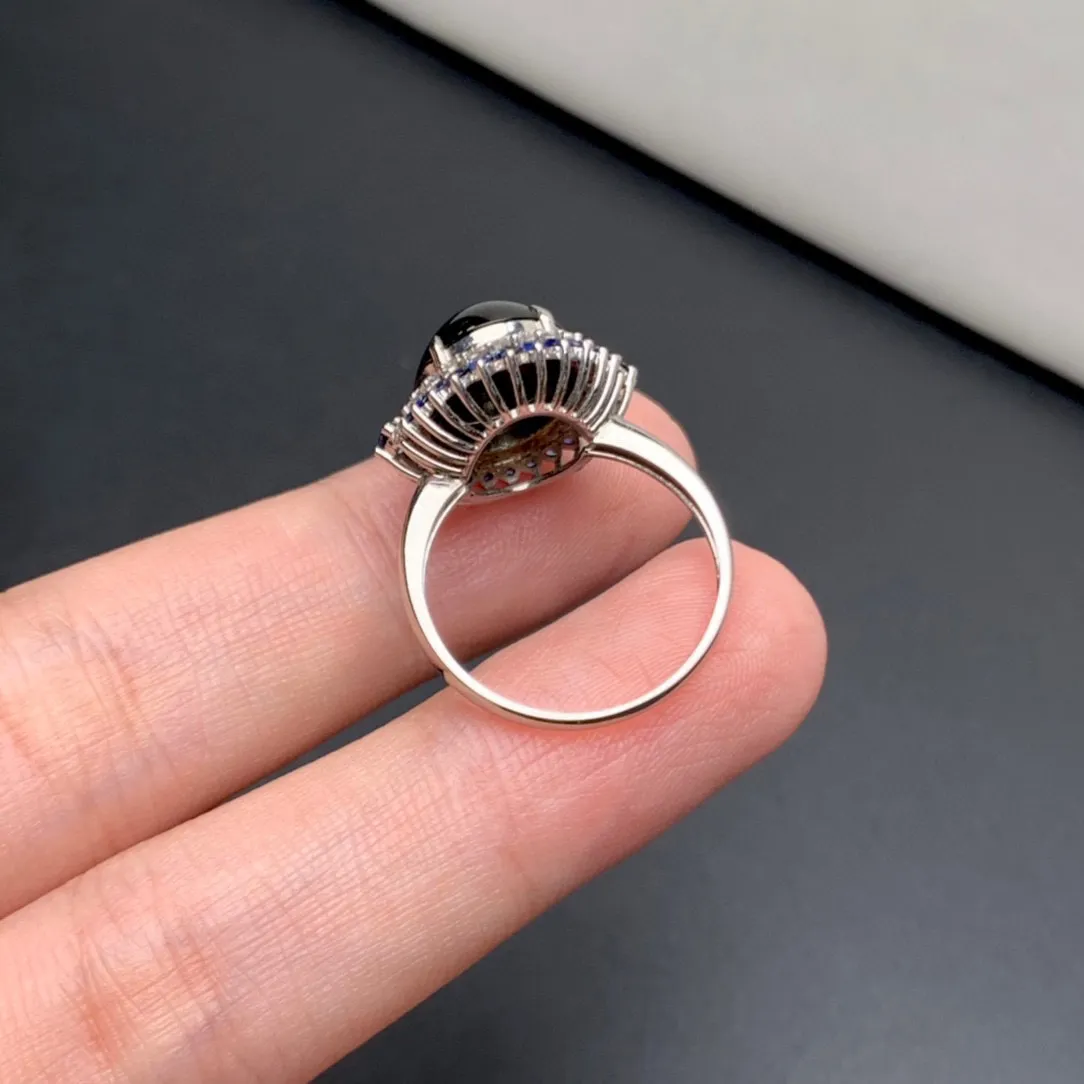 缅甸墨翠蛋面戒指，黑度极黑 种老肉质细 胶感好 打灯阳绿 冰透十足，18k白金伴蓝宝石豪镶，上手大气有气质～