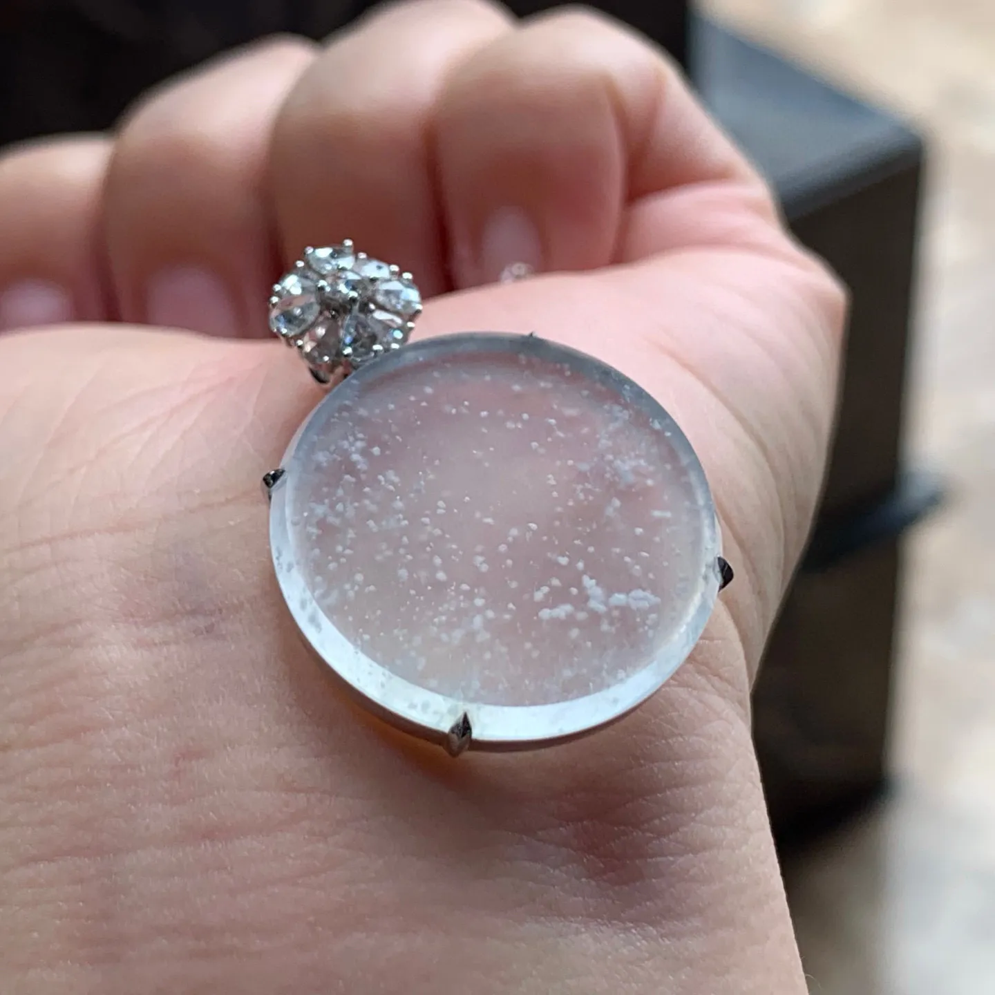 雪花棉圆牌
真金镶嵌 精致