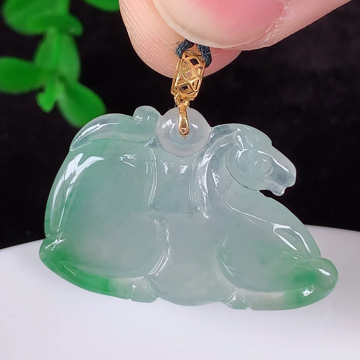 自然光实拍，18k金镶嵌冰种飘绿翡翠生肖马吊坠，马上有钱，沁人心脾，精致典雅的设计，为佩戴者，增添色彩，送礼自留都是佳品选择！#1.14