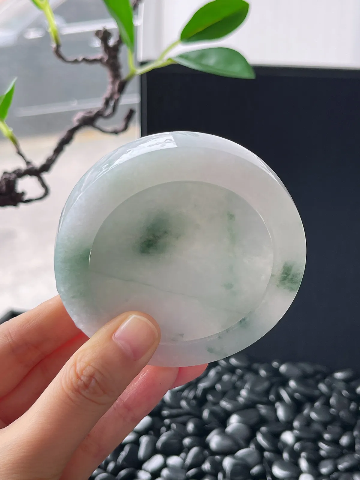 翡翠镯胚，带镯心，⭕️正圈最大做55，圆条最大做51。最小做52。尺寸71-52-12.5-9.4