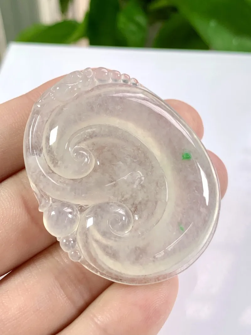 缅甸天然翡翠A货，大件冰种起胶飘绿如意吊坠挂件，尺寸：52/42.6/6.1mm