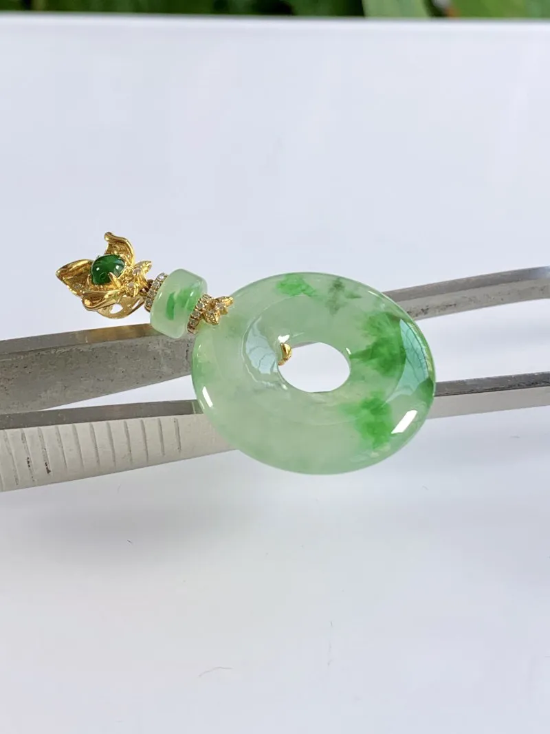 缅甸天然翡翠A货，18K金镶嵌冰种起胶飘阳绿平安扣吊坠挂件，尺寸：整体38/23.6/4mm，裸石23.6/4mm,