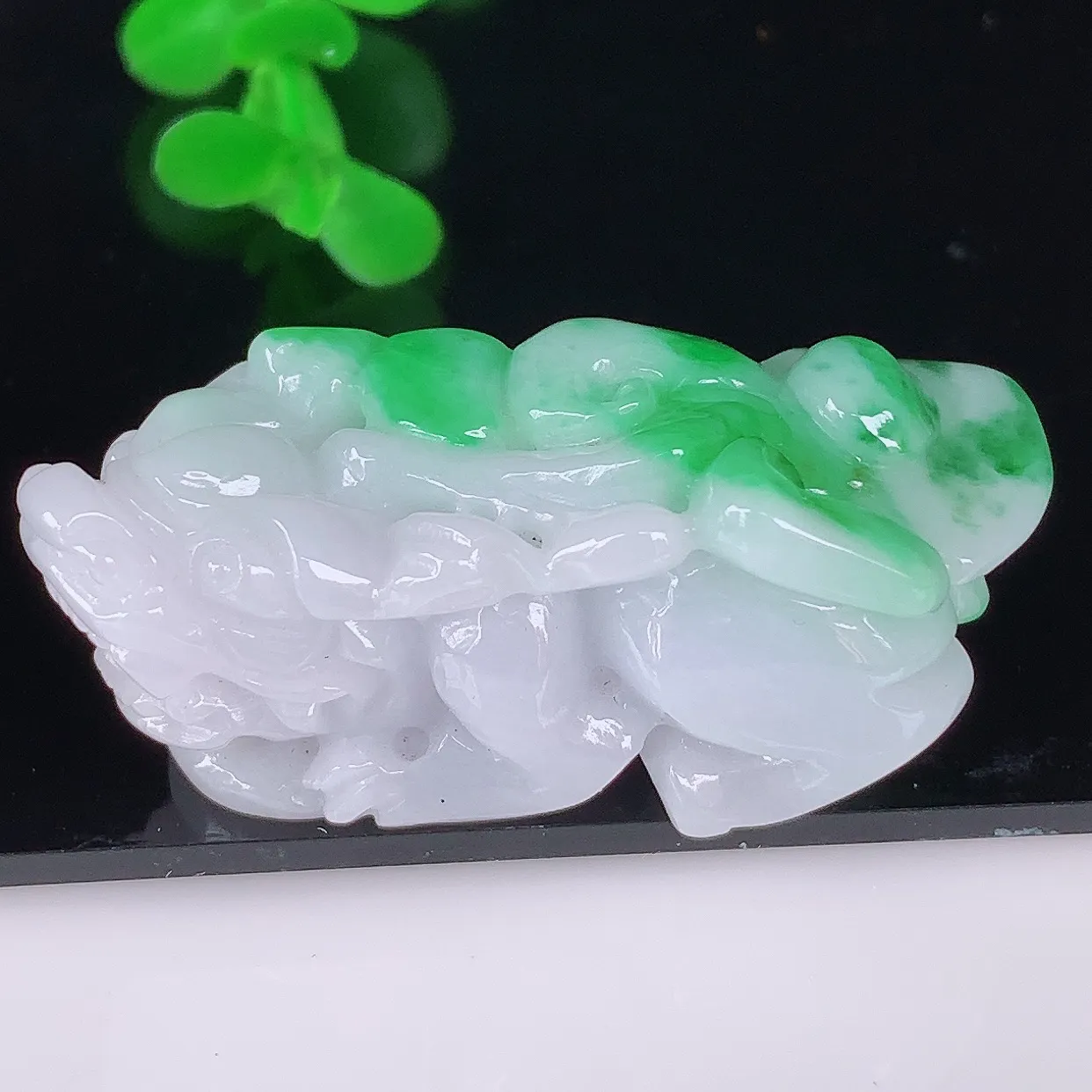 自然光实拍，冰润冰糯种飘阳绿翡翠招财貔貅吊坠，民间有“一摸貔貅运程旺盛，再摸貔貅财运滚滚，三摸貔貅平