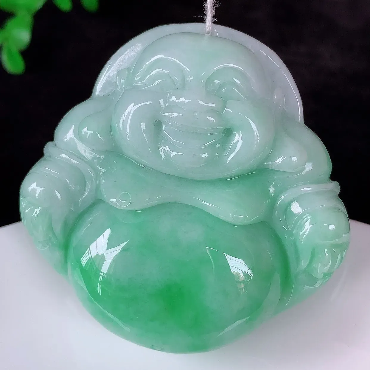 自然光实拍，大件厚装冰润冰糯种飘阳绿翡翠佛公吊坠，饱满， 佛公亦保平安，寓意有福（佛公）相伴，配戴优雅迷人！#46.14