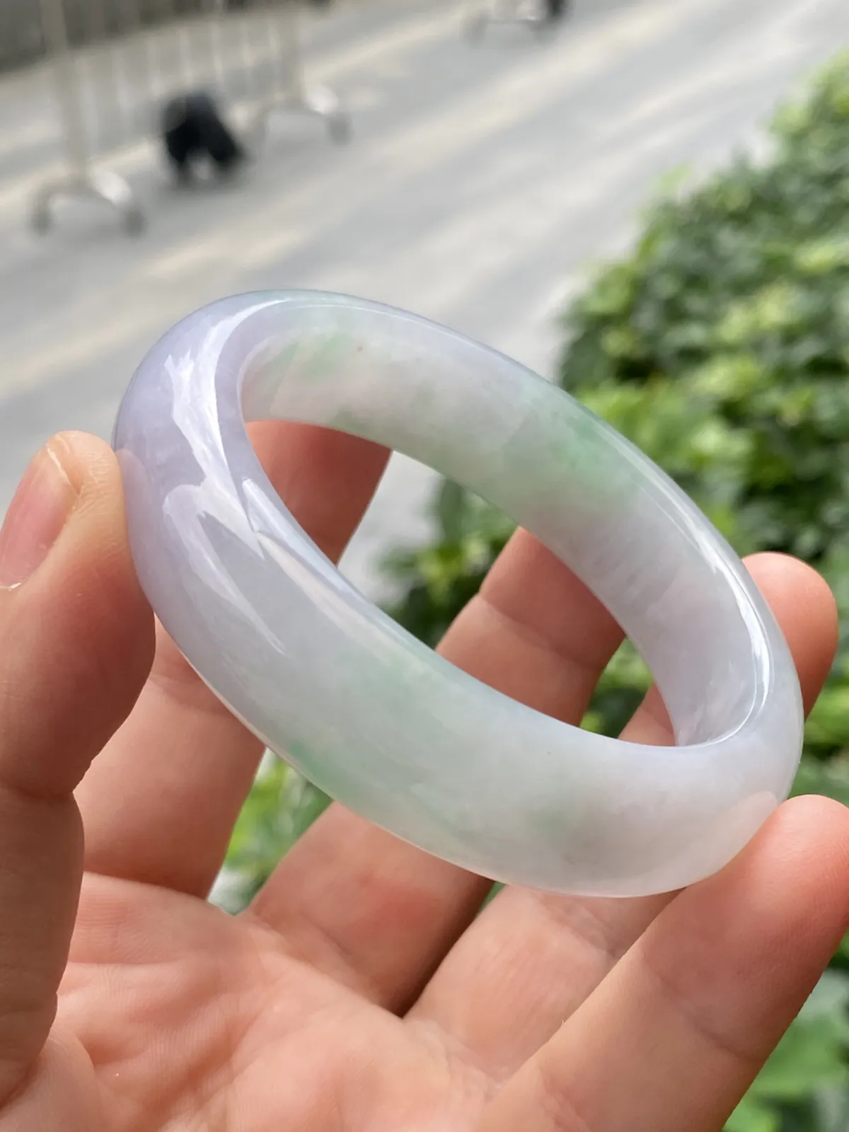 推荐【54圈冰绿春彩镯】冰透，起光，整圈淡紫罗兰飘绿，水润，无纹裂，品相超佳，超值～～ 54*13*8.8