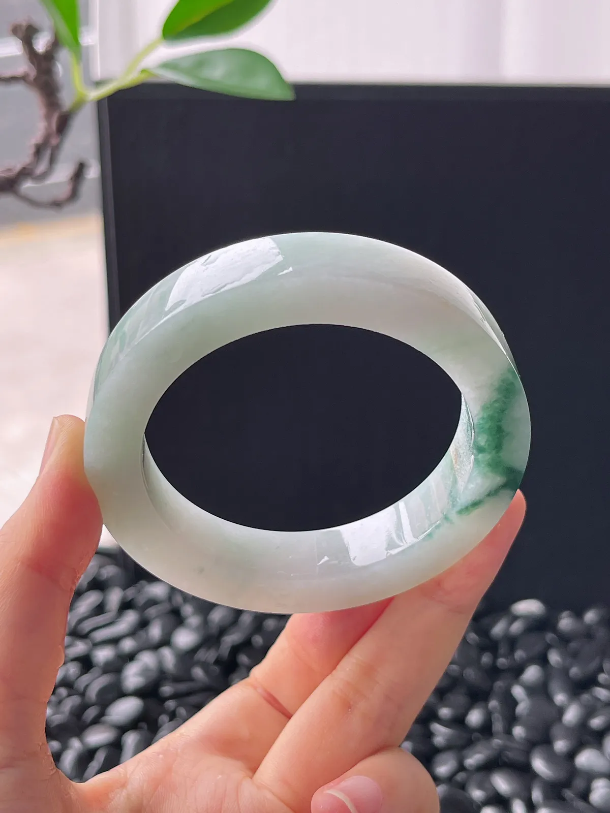 翡翠镯胚，带镯心，⭕️正圈最大做55，圆条最大做51。最小做53。尺寸71-53-12-9