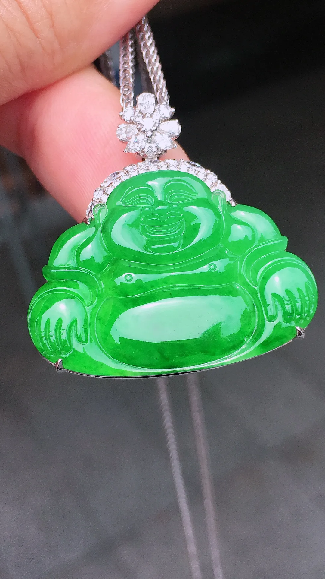 阳绿佛公吊坠，色泽均匀艳丽，玉质细腻，荧光感超
强，饱满圆润，气质满满。18k
金豪华镶嵌