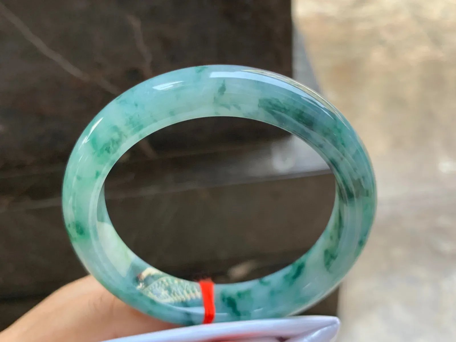 58-12.5-9mm
飘花手镯 底子细腻 花色均匀灵动