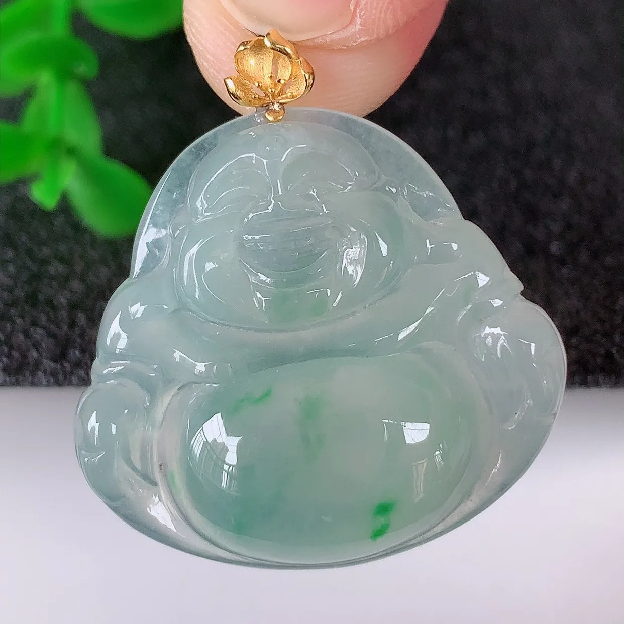 自然光实拍，18K金镶嵌冰种飘阳绿翡翠佛公吊坠，冰透饱满， 佛公亦保平安，寓意有福（佛公）相伴，品相佳，配戴优雅迷人！#1.14整体28.8*裸石24.5*26.8*5.5