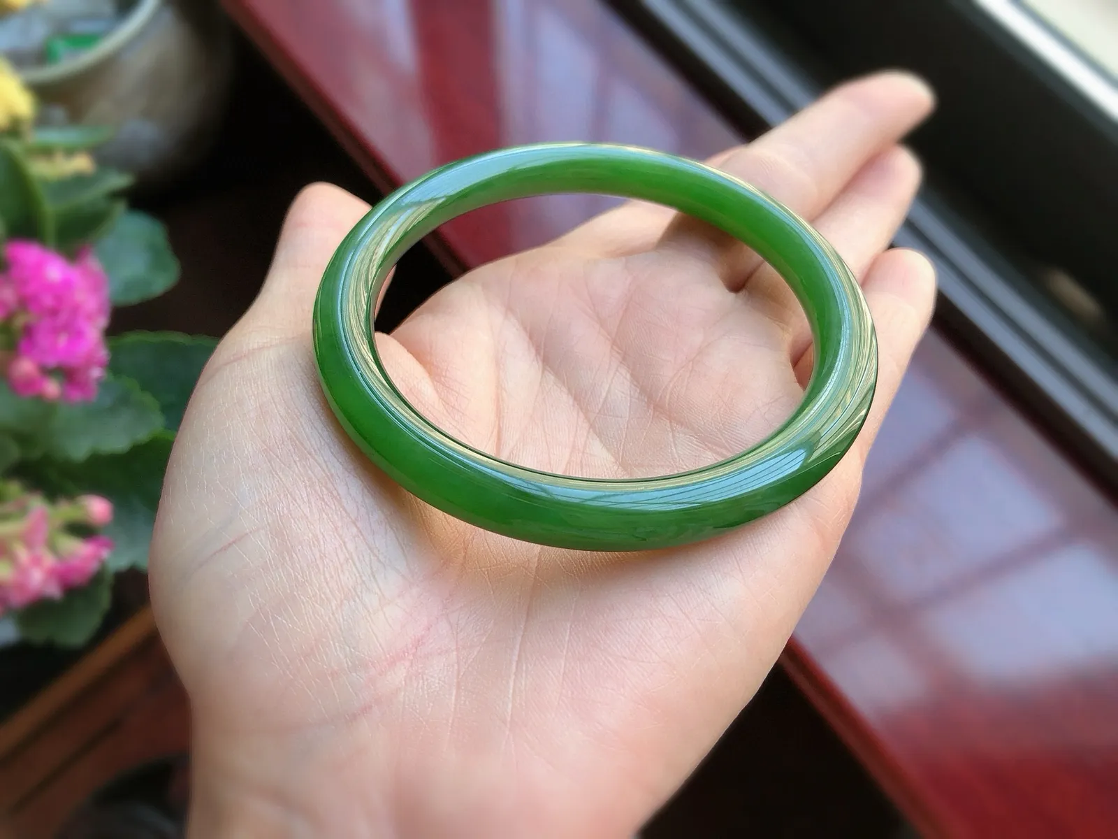 圈口61.5  尺寸8*8.8  天然和田玉 碧玉手镯，满色阳绿大圈口，精品老坑料，质地温润，底子冰透