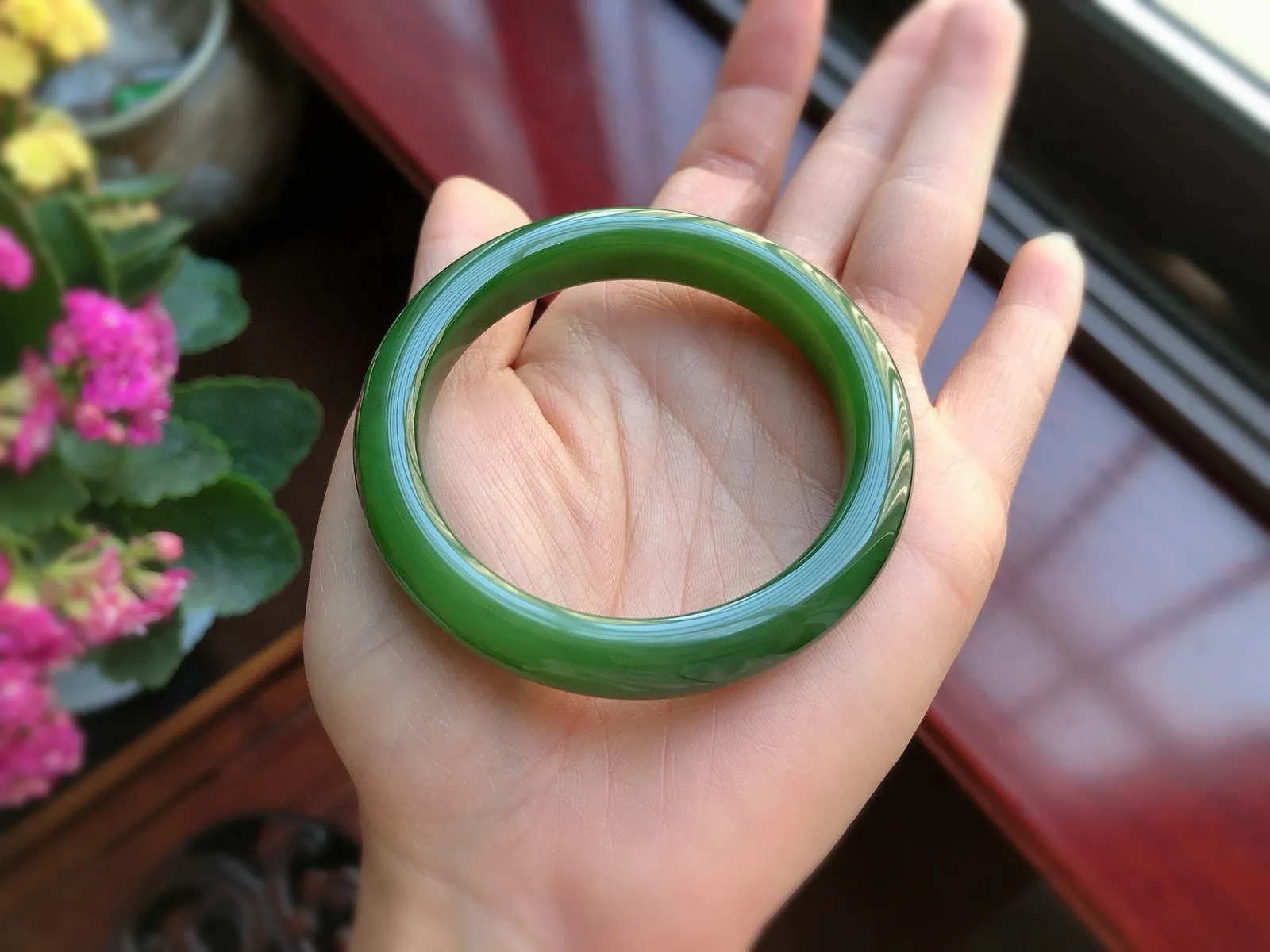 圈口53.7  尺寸10.4*8.6 天然和田玉 碧玉手镯，满色菠菜绿，精品老坑料，质地温润，底子冰透