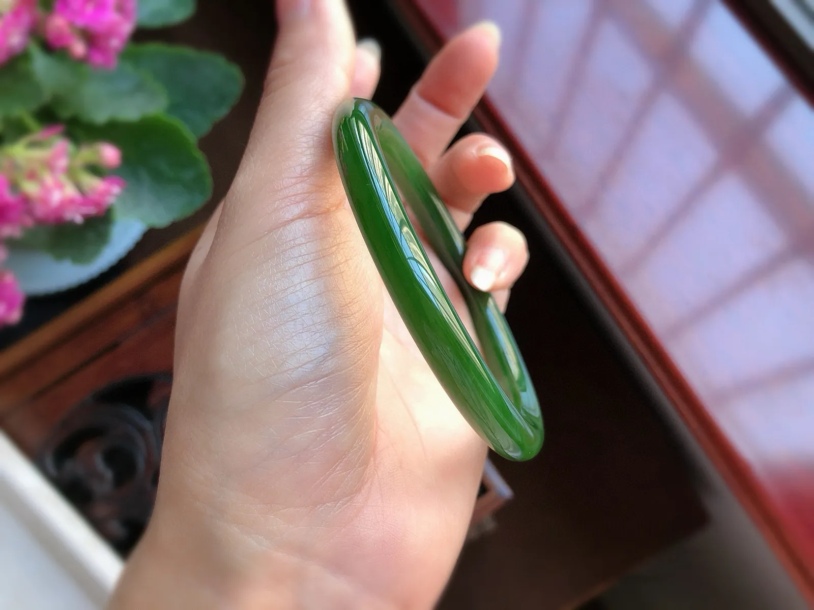 圈口61.5  尺寸8*8.8  天然和田玉 碧玉手镯，满色阳绿大圈口，精品老坑料，质地温润，底子冰透