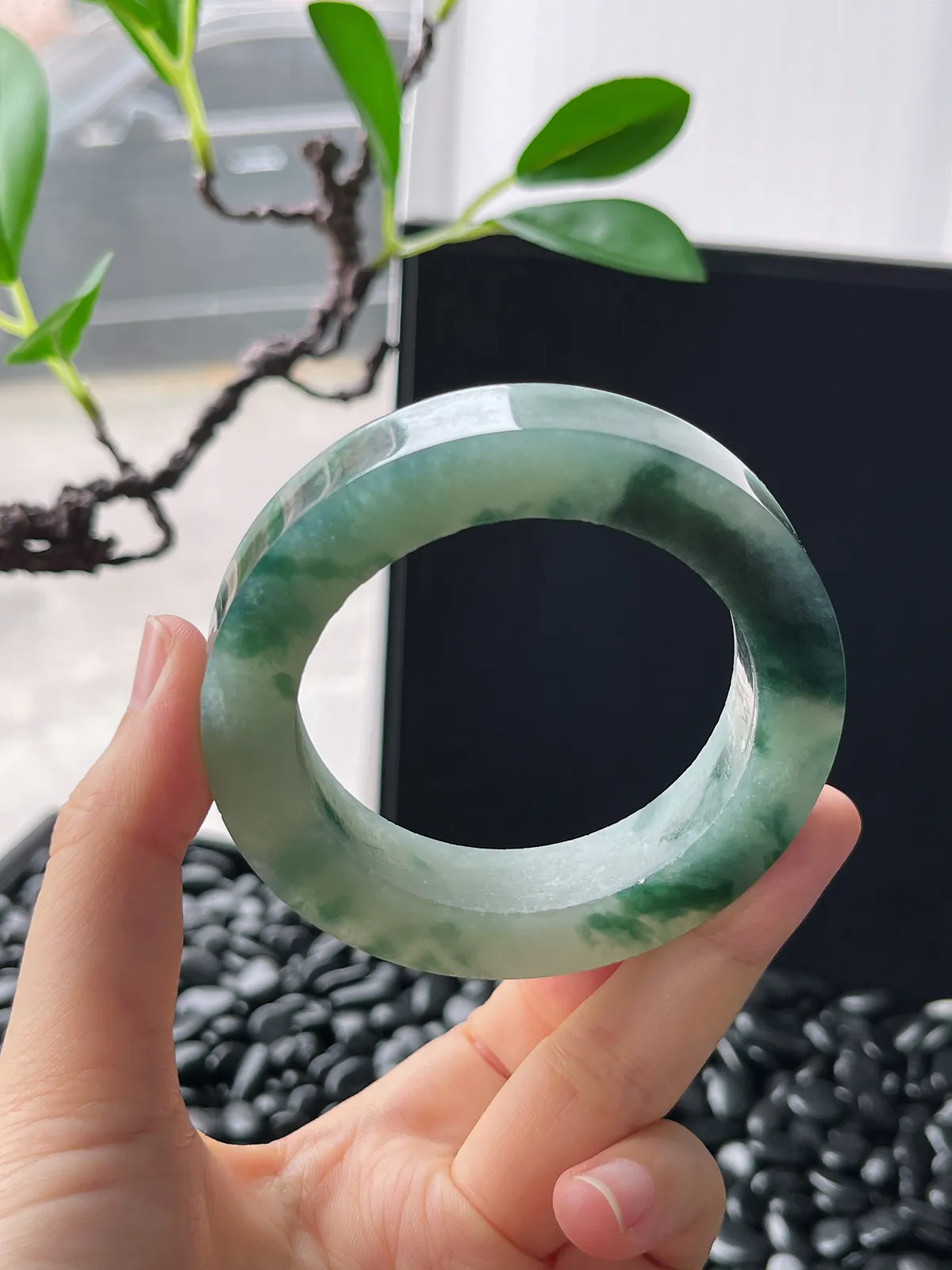 翡翠镯胚，带镯心，⭕️正圈最大做56，圆条最大做52。最小做52.5。尺寸72-52.5-13-10