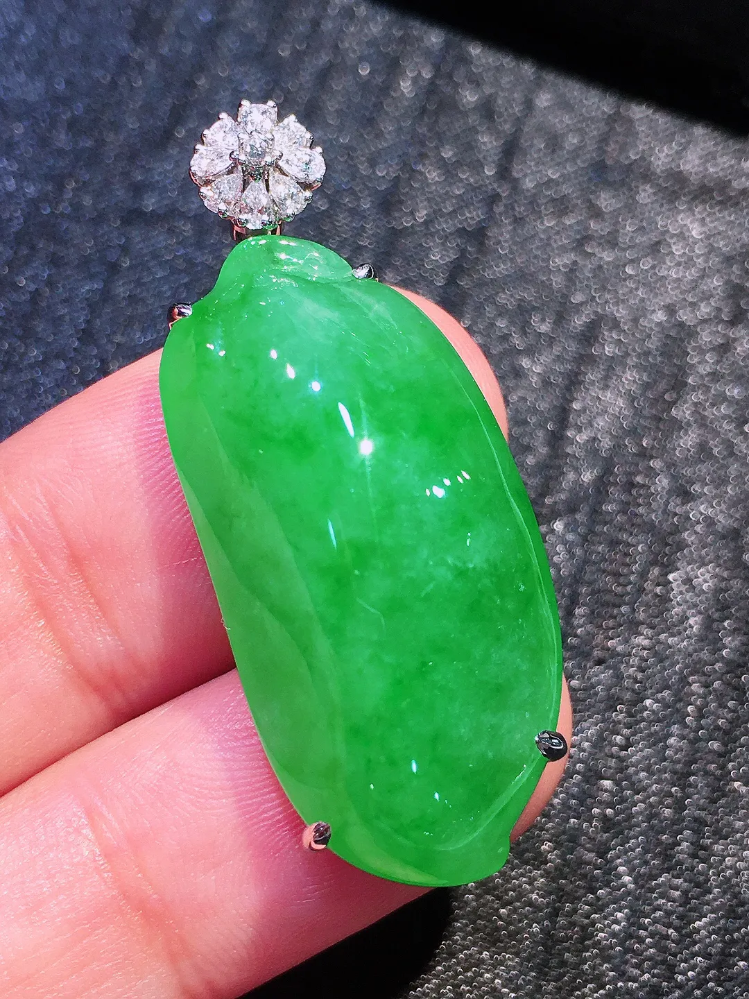 阳绿福瓜吊坠，色泽均匀艳丽，玉质细腻，荧光感超
强，饱满圆润，气质满满。18k
金豪华镶嵌