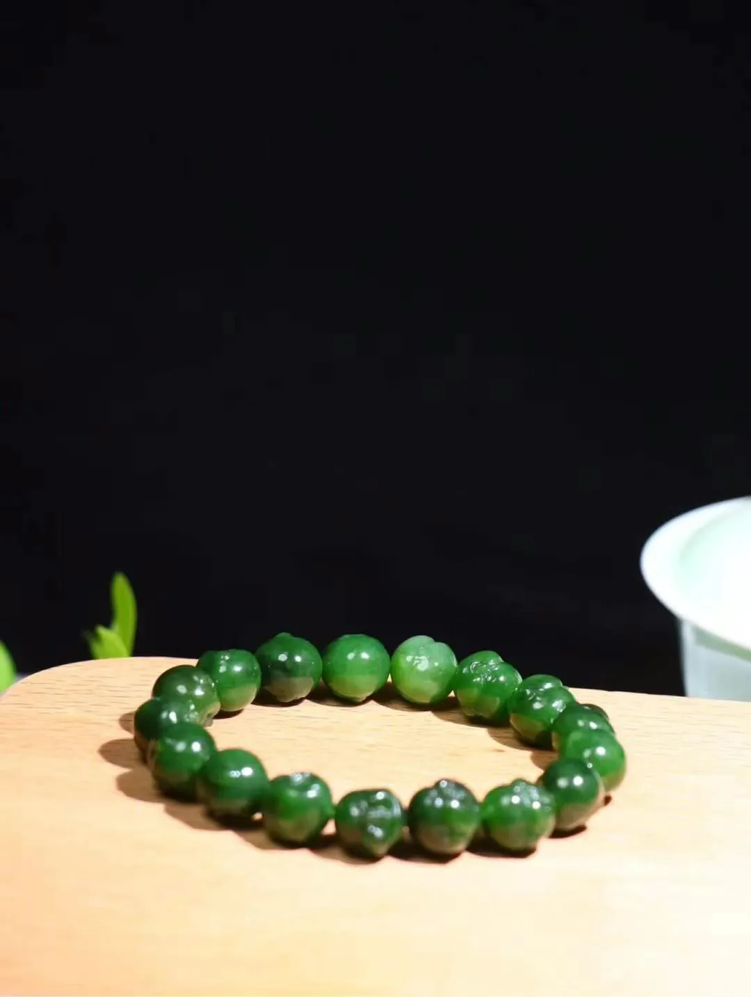 【佛佑众生】

精品和田玉碧玉佛头手串，七号矿老料 玉质温润细腻，油性十足，精雕佛像，面容慈祥，憨
