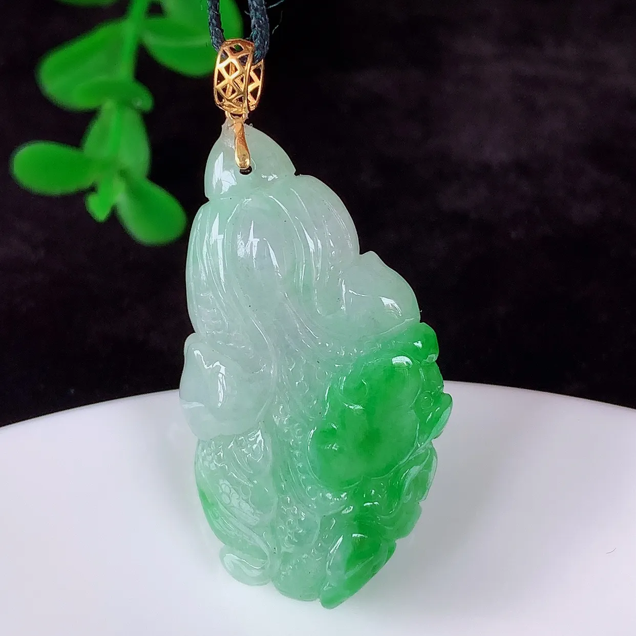自然光实拍，18K金镶嵌冰润冰糯种飘阳绿翡翠招百财白菜吊坠，百财聚来，财源滚滚，色泽鲜艳，精工水润的白菜，性价比高！#1.14