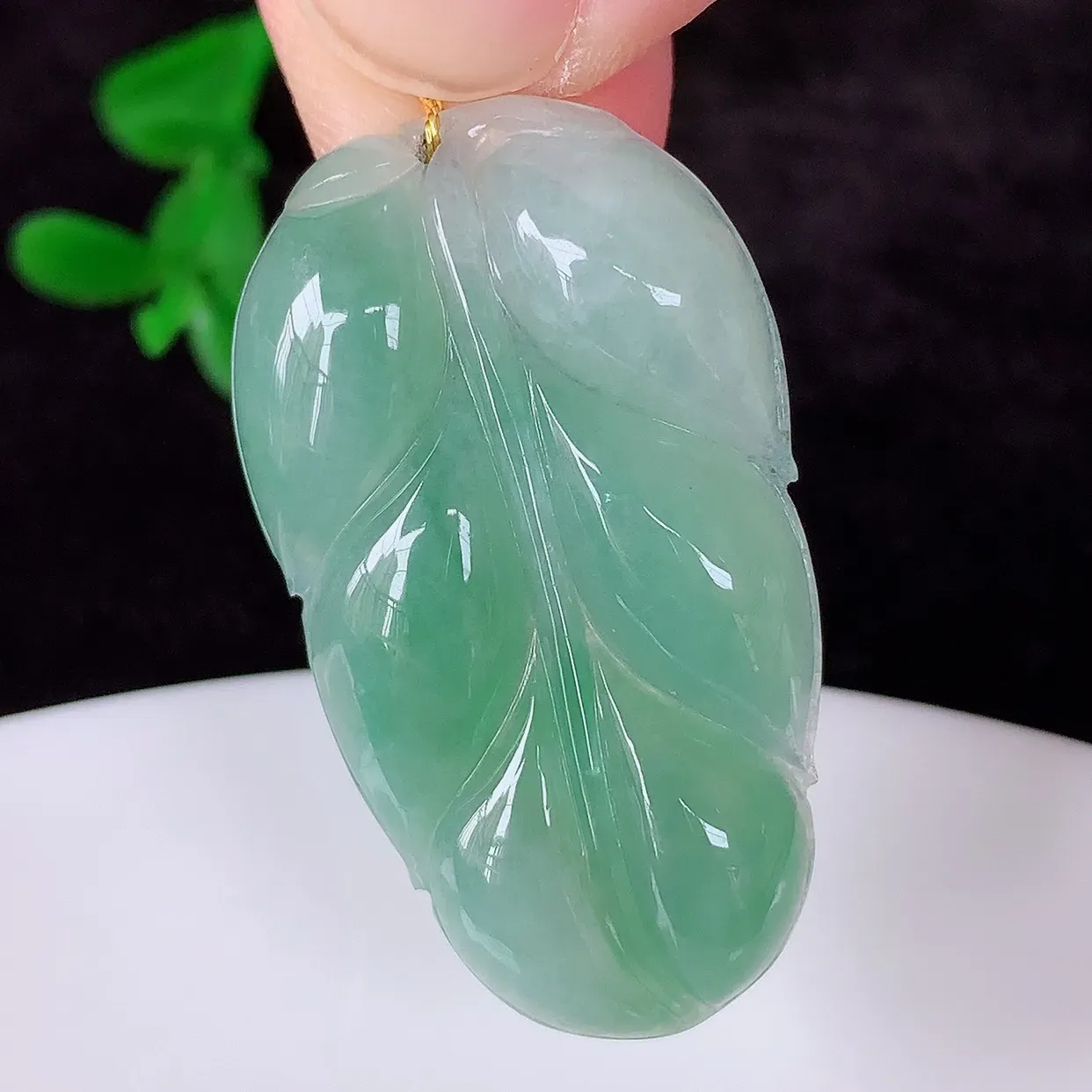 自然光实拍，冰润冰飘绿翡翠事业有成叶子吊坠，莹润且起胶，叶子清秀优雅，佩戴大业有成！#00.14