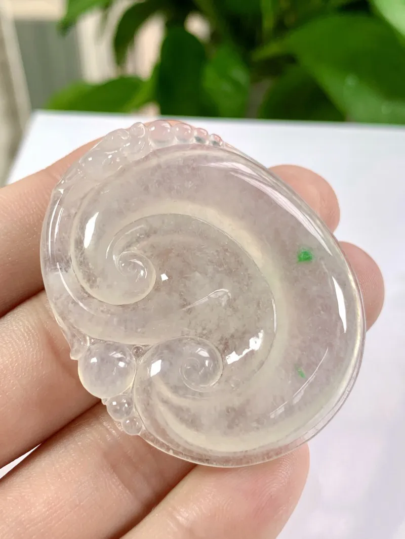 缅甸天然翡翠A货，大件冰种起胶飘绿如意吊坠挂件，尺寸：52/42.6/6.1mm