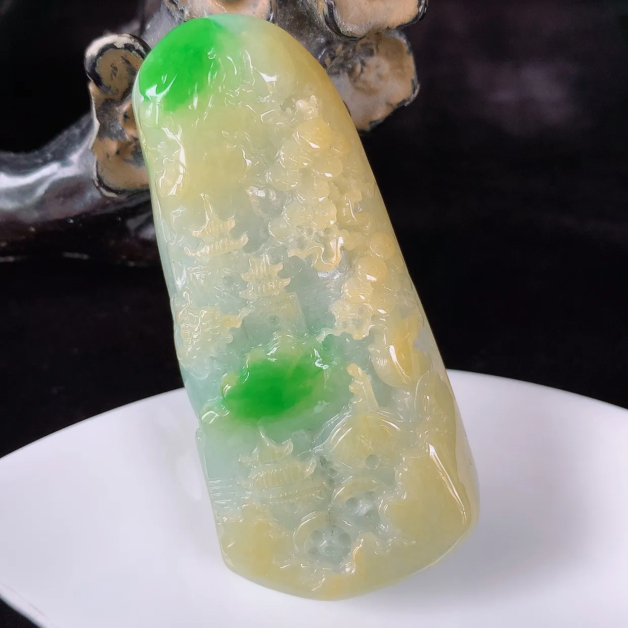 自然光实拍，大件厚装冰润冰糯种双彩黄加绿翡翠山水牌吊坠，翡翠山水，立体生动形象，山水素材布局合理，意境感佳，佩戴上身效果更高贵 #00.14