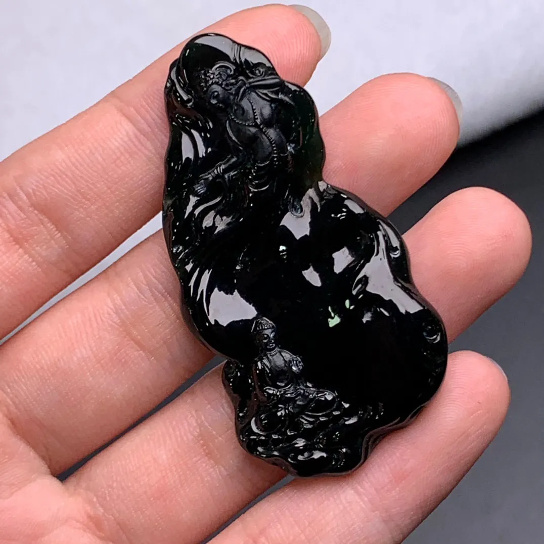 缅甸墨翠敦煌如来挂件，黑度油黑发亮 种老起胶 肉质细腻 打灯色阳 冰透十足，纯手工雕刻 款式独特 可