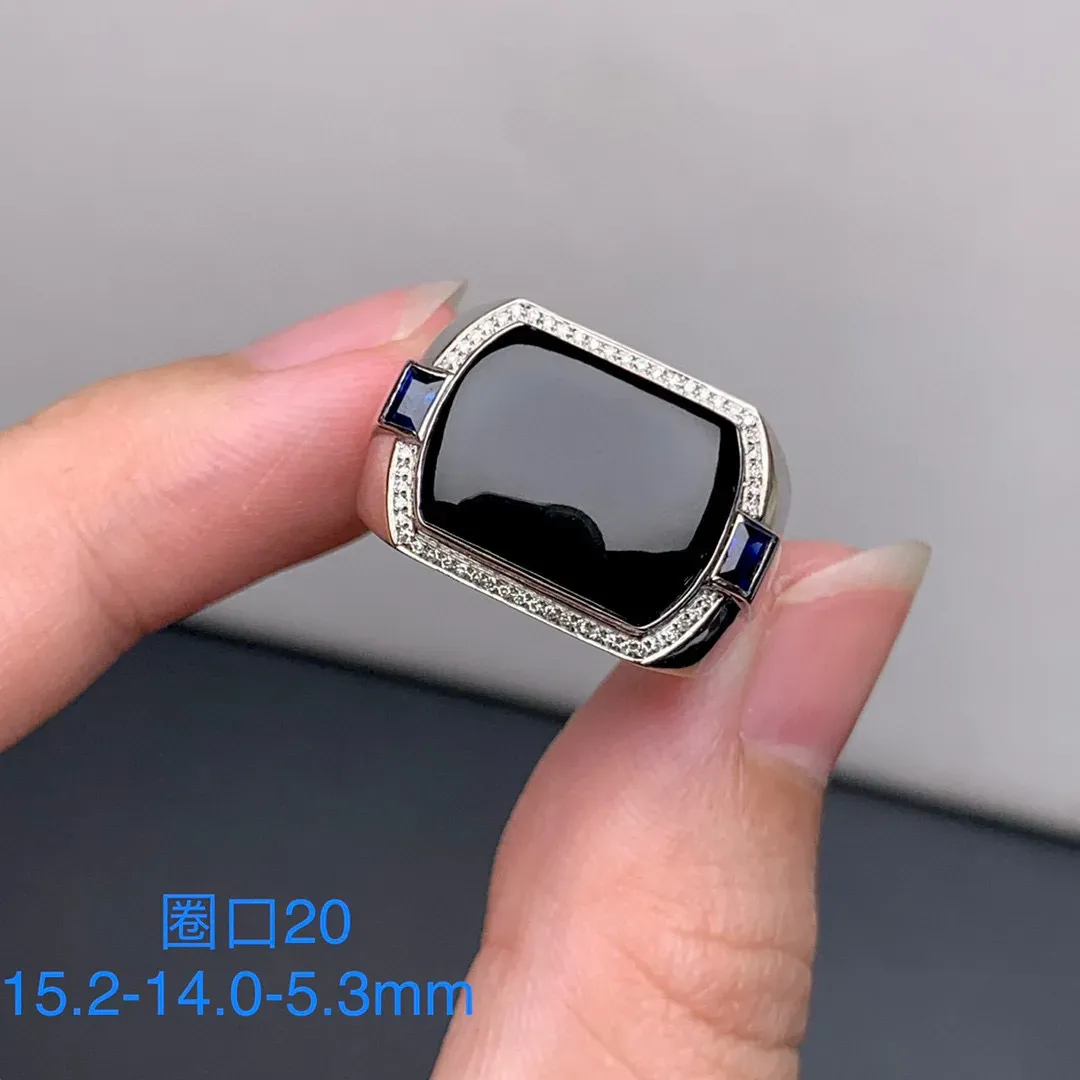 缅甸墨翠男戒马鞍戒指，黑度极黑 油性十足 种老起胶 肉质细 打灯冰透 色阳绿，18k白金伴南非真钻满钻镶嵌 镶蓝宝石，款式时尚帅气大气