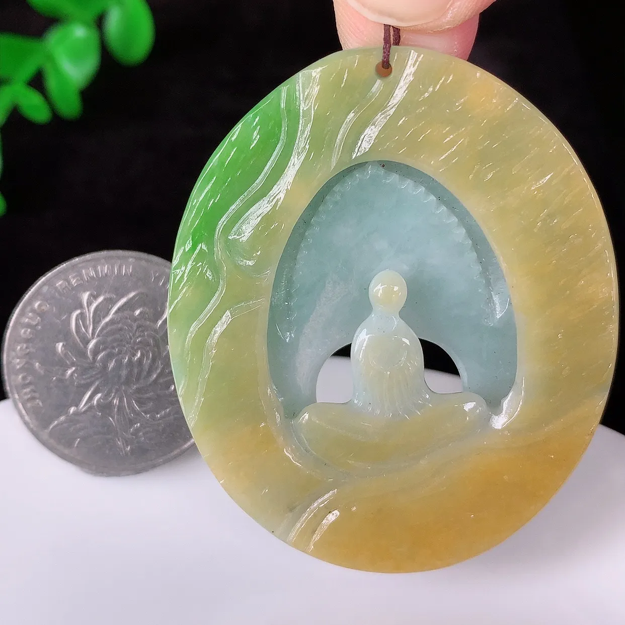 自然光实拍，冰润冰糯种双彩黄加绿翡翠悟道吊坠，翡翠悟道寓意“祥和，安宁，吉祥，幸福”，佩戴效果优雅迷人，性价比超高！#60.14