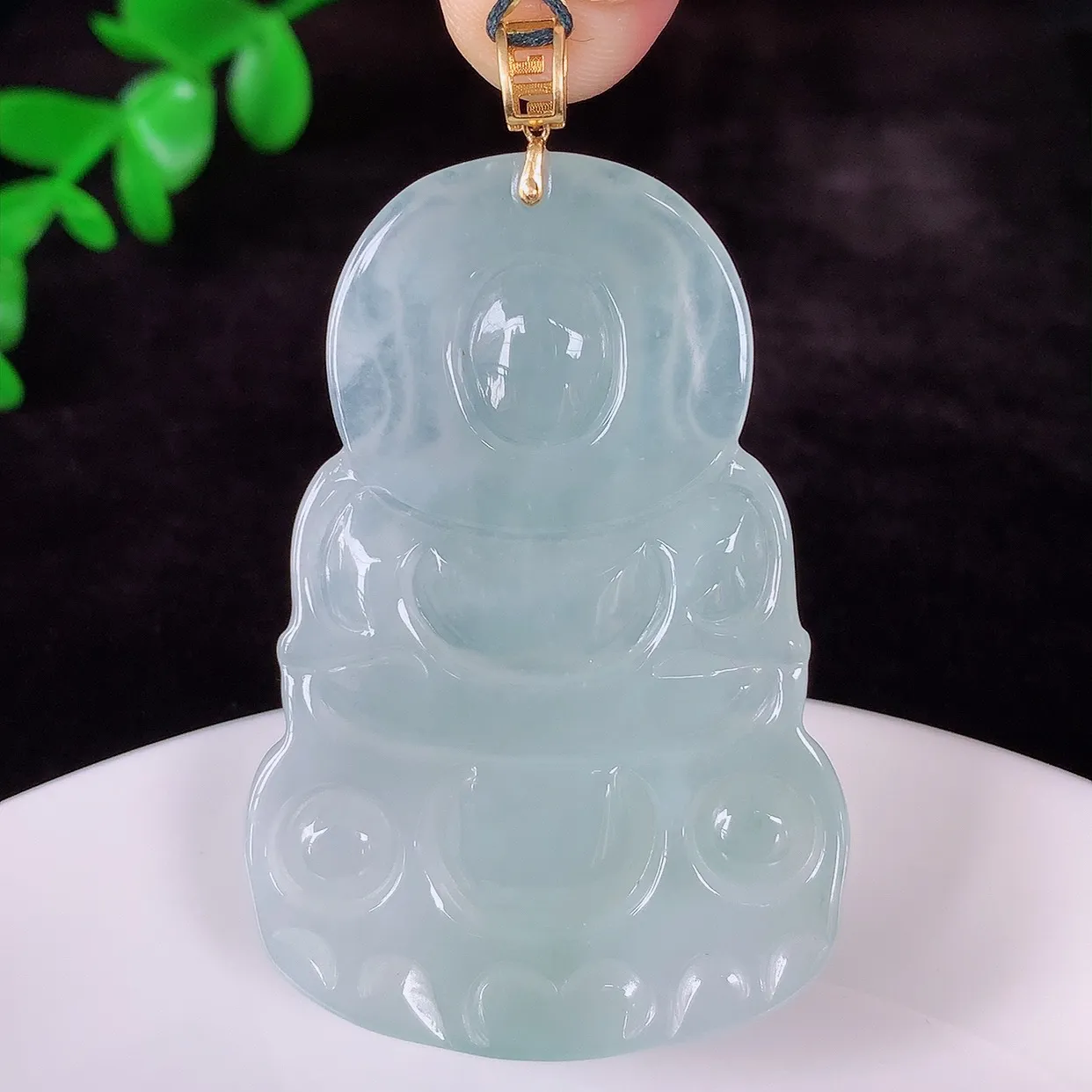 自然光实拍，18K金镶嵌大件冰种翡翠观音吊坠，赐福翡翠观音，翠色迷人，观音面相端庄，佩戴时尚出众！#35.14整体60*裸石52.8*35.6*5
