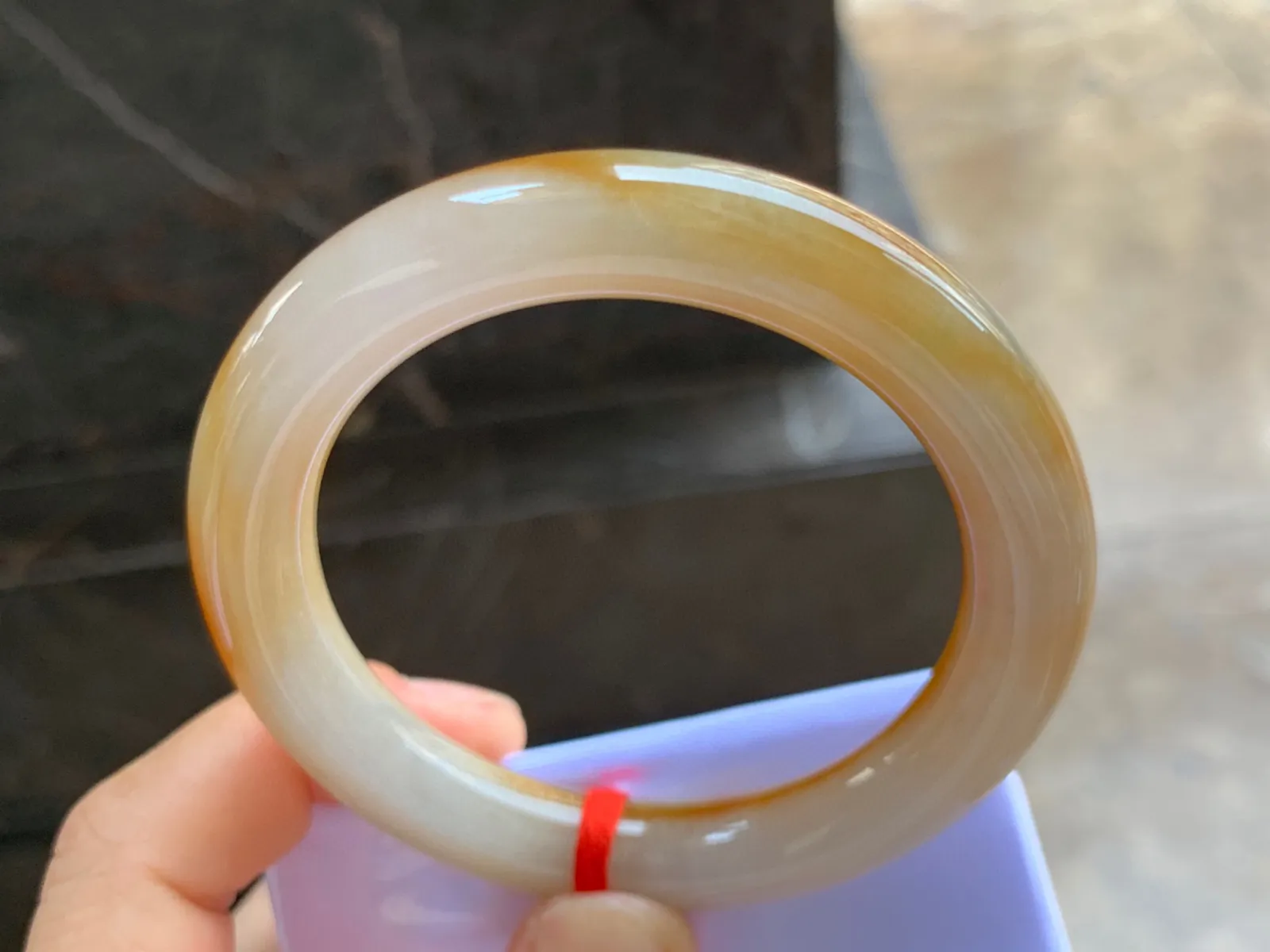 53.5-10mm
黄翡圆条手镯 底子细腻 颜色艳丽 上手特色漂亮