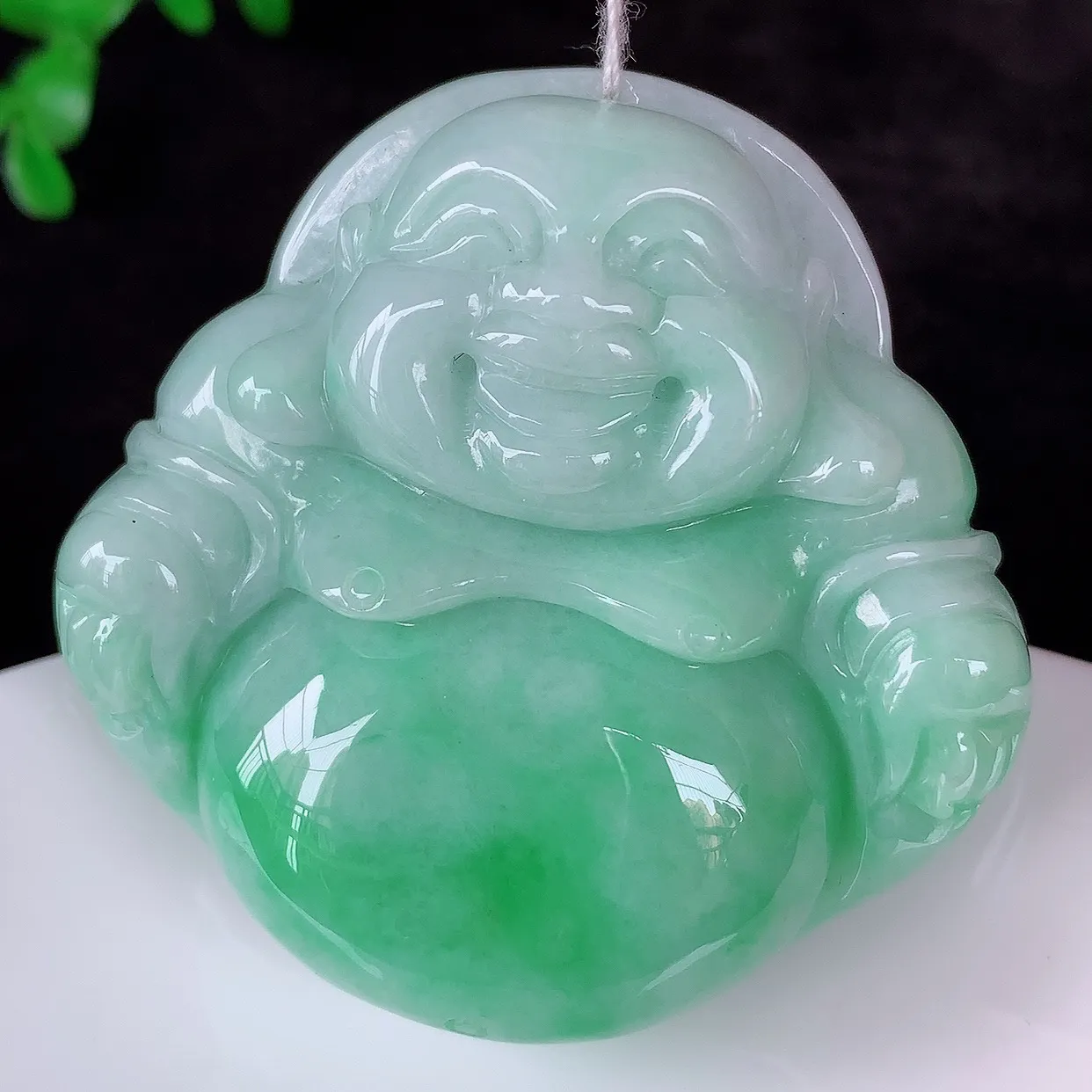 自然光实拍，大件厚装冰润冰糯种飘阳绿翡翠佛公吊坠，饱满， 佛公亦保平安，寓意有福（佛公）相伴，配戴优雅迷人！#46.14