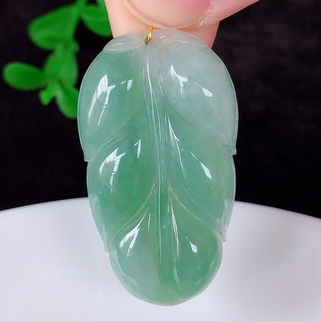 自然光实拍，冰润冰飘绿翡翠事业有成叶子吊坠，莹润且起胶，叶子清秀优雅，佩戴大业有成！#00.14
