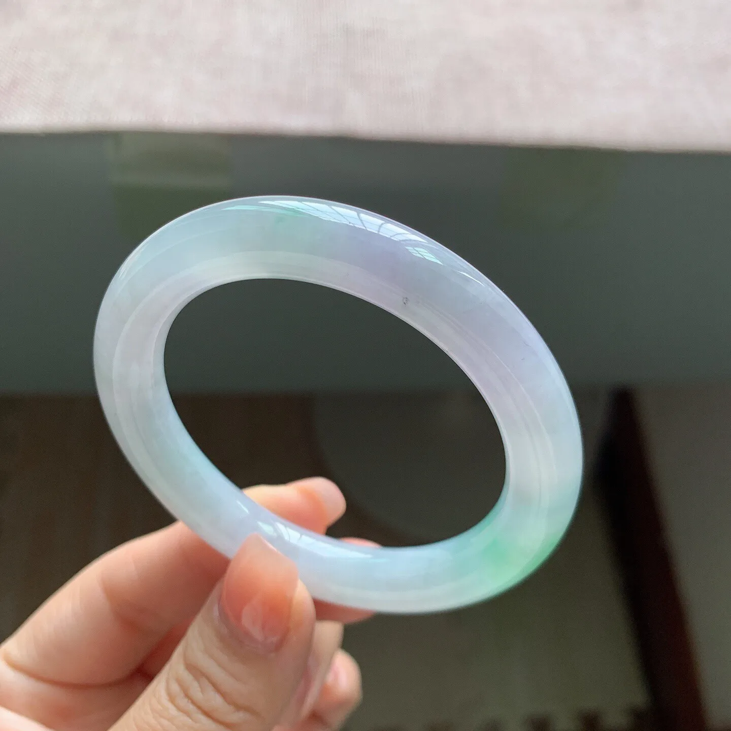 50-51圈口，自然光实拍，老坑冰胶春彩圆条翡翠手镯，尺寸:50.7-9.2mm，重量44.66g，