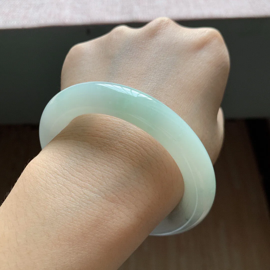 58-59圈口，自然光实拍，老坑冰糯飘花胖圆条翡翠手镯，尺寸:58.2-12mm，重量84.23