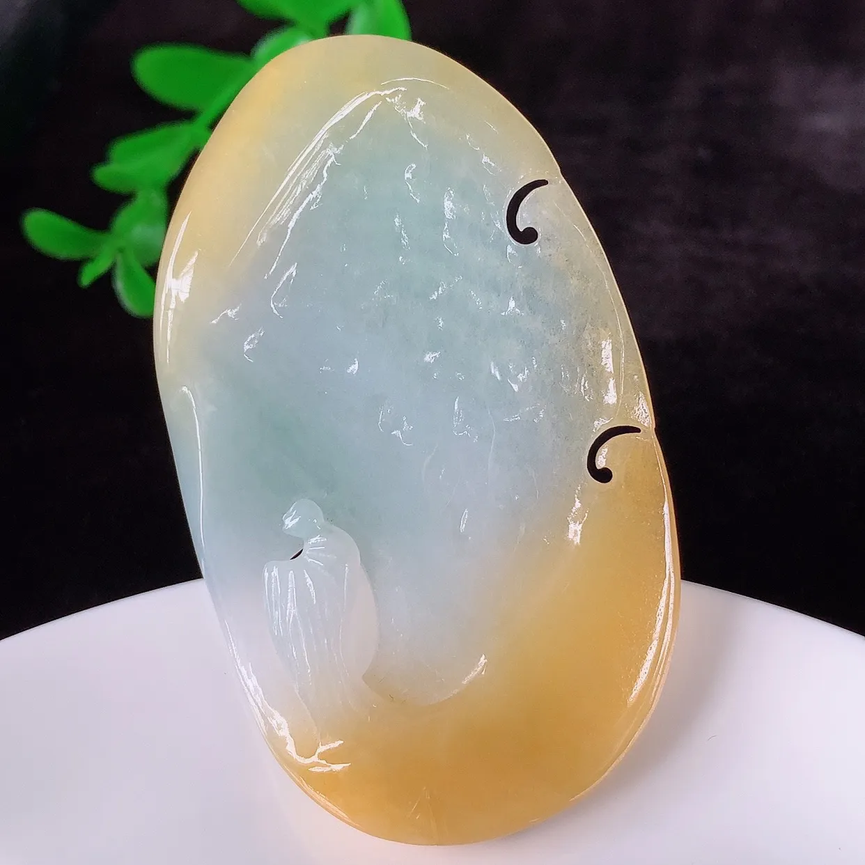 自然光实拍，大件冰润冰黄翡翡翠悟道吊坠，翡翠悟道寓意“祥和，安宁，吉祥，幸福”，佩戴效果优雅迷人，性