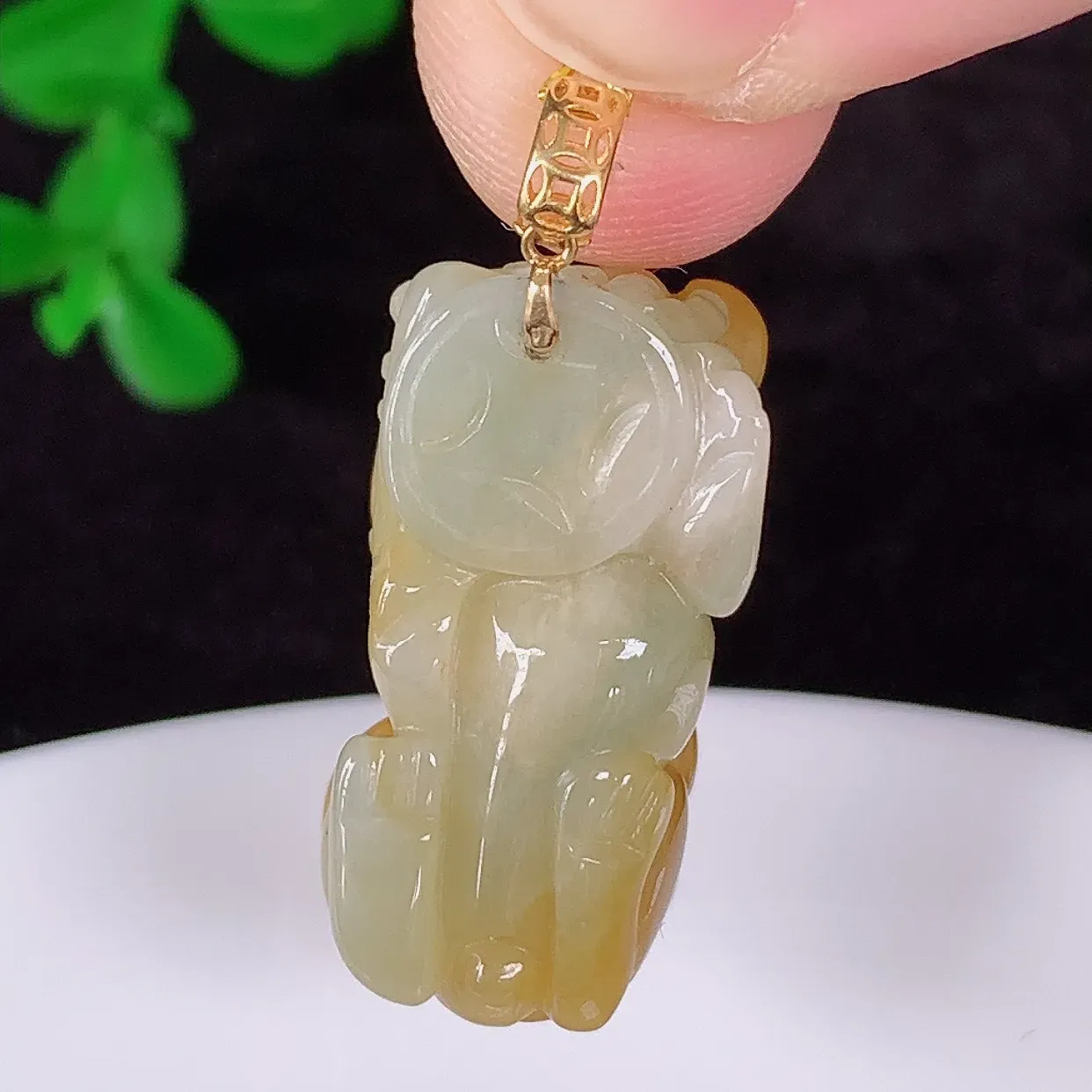 自然光实拍，18K金镶嵌冰润冰糯种黄翡翡翠招财貔貅吊坠，民间有“一摸貔貅运程旺盛，再摸貔貅财运滚滚，三摸貔貅平步青云 ”的美好祝愿。#35.14整体30*裸石24*12*12.5