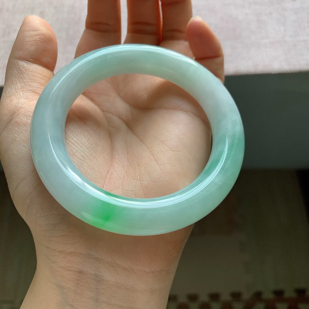 56圈口,自然光实拍，老坑冰润飘阳绿胖圆条翡翠手镯，尺寸:56-11.8mm，重量80.51